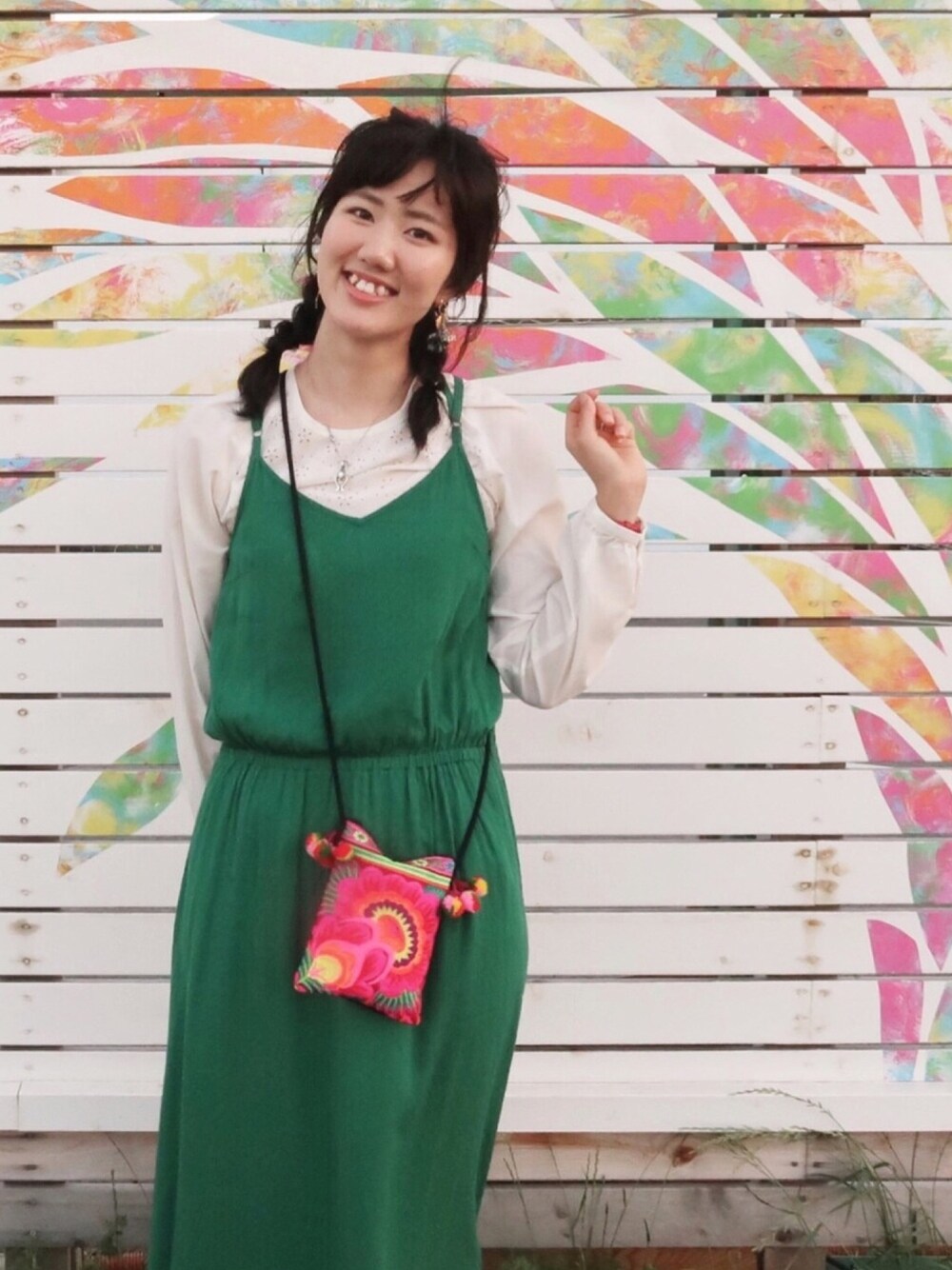 「シンプルコーデ、おしゃれさんと繋がりたい、ガーリー、ワンピース、グリーン、おでかけ、デート」｜「3coinsのアイテム（ポーチ、その他）」を使った、まぁちさん（レディース・165cm）の夏コーディネートの1枚目の写真