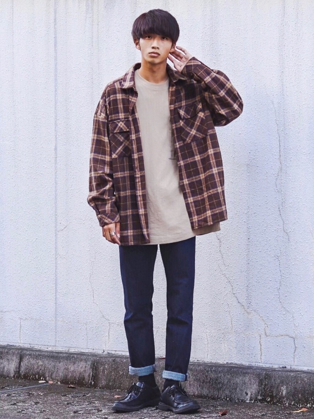 ブラウン系のブルゾン、ベージュ系のTシャツ/カットソー、ブルー系のデニムパンツを着用したメンズの秋コーディネートの1枚目の写真