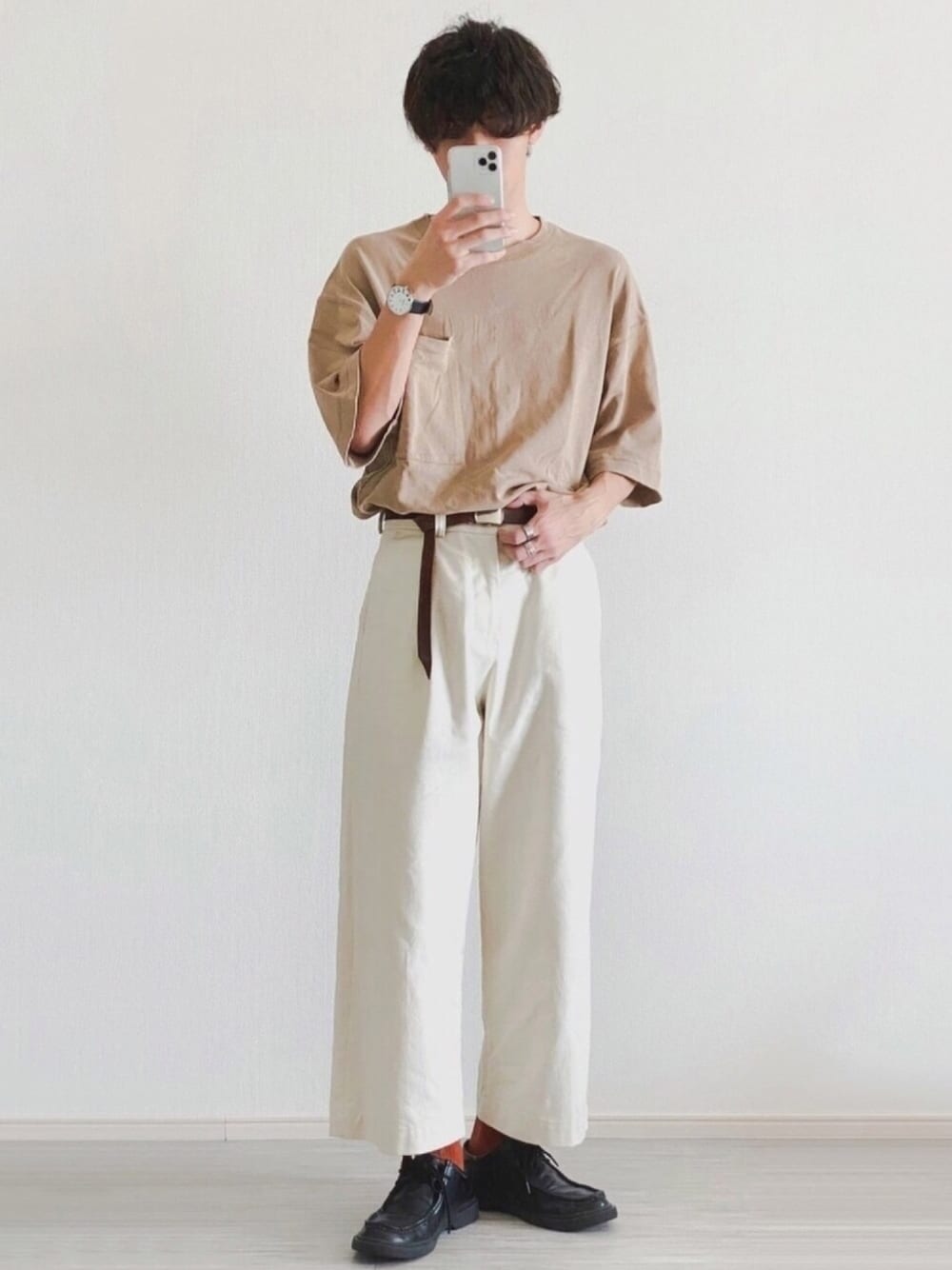 ベージュ系のTシャツ/カットソー、ホワイト系のパンツ、ブラック系のシューズを着用したメンズの春コーディネートの1枚目の写真