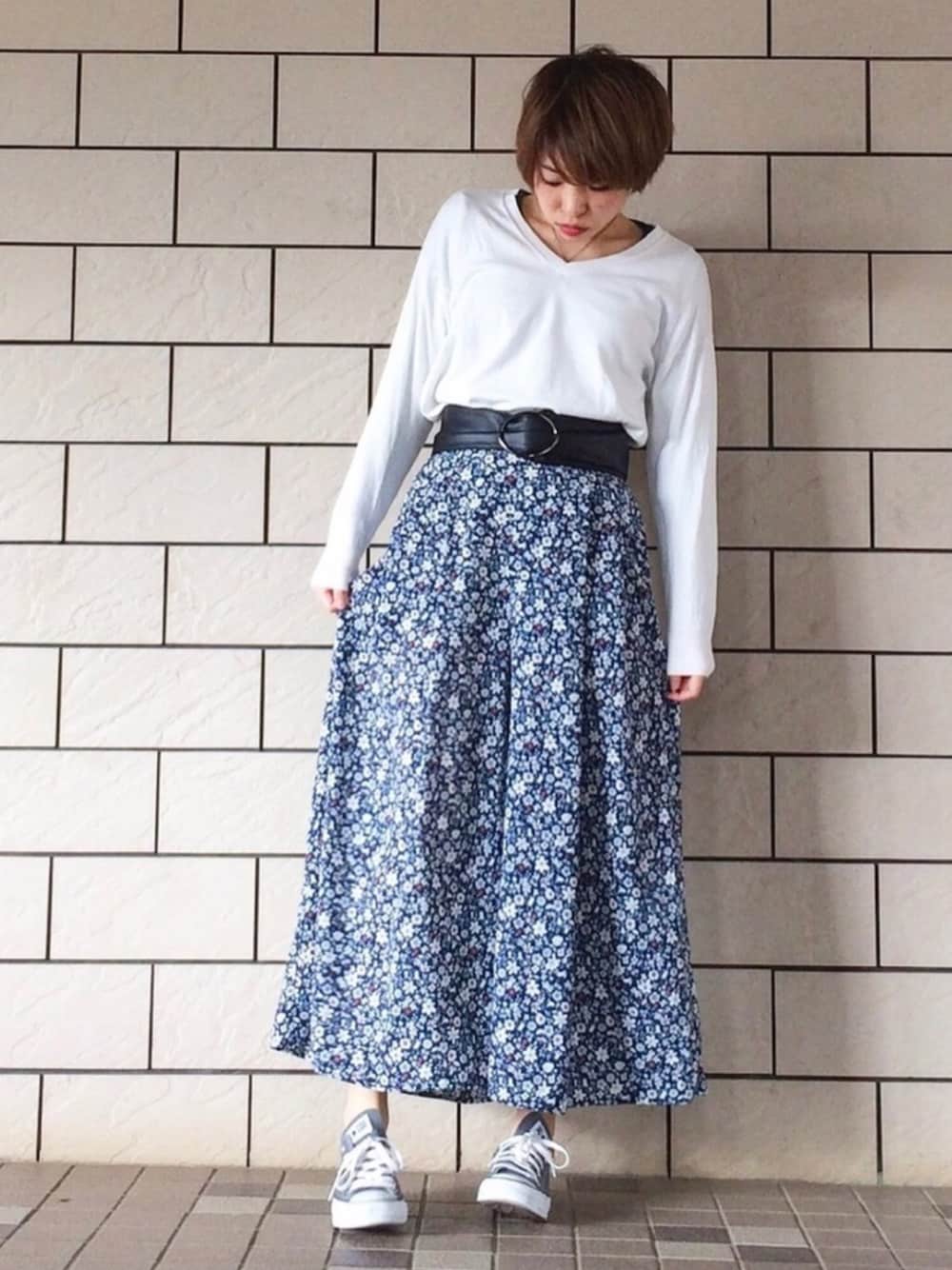 「GU、シンプルコーデ、きれいめカジュアル、春コーデ、花柄、コンバース、スプリングSENSEOFPLACE、Vネック」｜「GUのアイテム（ニット/セーター、ベージュ系）」を使った、さこさん（レディース・162cm）の春コーディネートの1枚目の写真