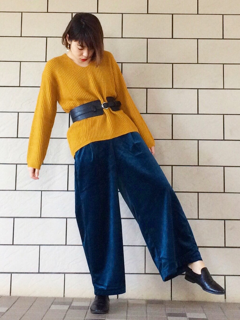 「ベロア、ベロアパンツ、カラー、バブーシュ、ワイドパンツ、シンプル、秋、プチプラ、コルセット、ニット」｜「GUのアイテム（ニット/セーター、イエロー系）」を使った、さこさん（レディース・162cm）の秋コーディネートの1枚目の写真