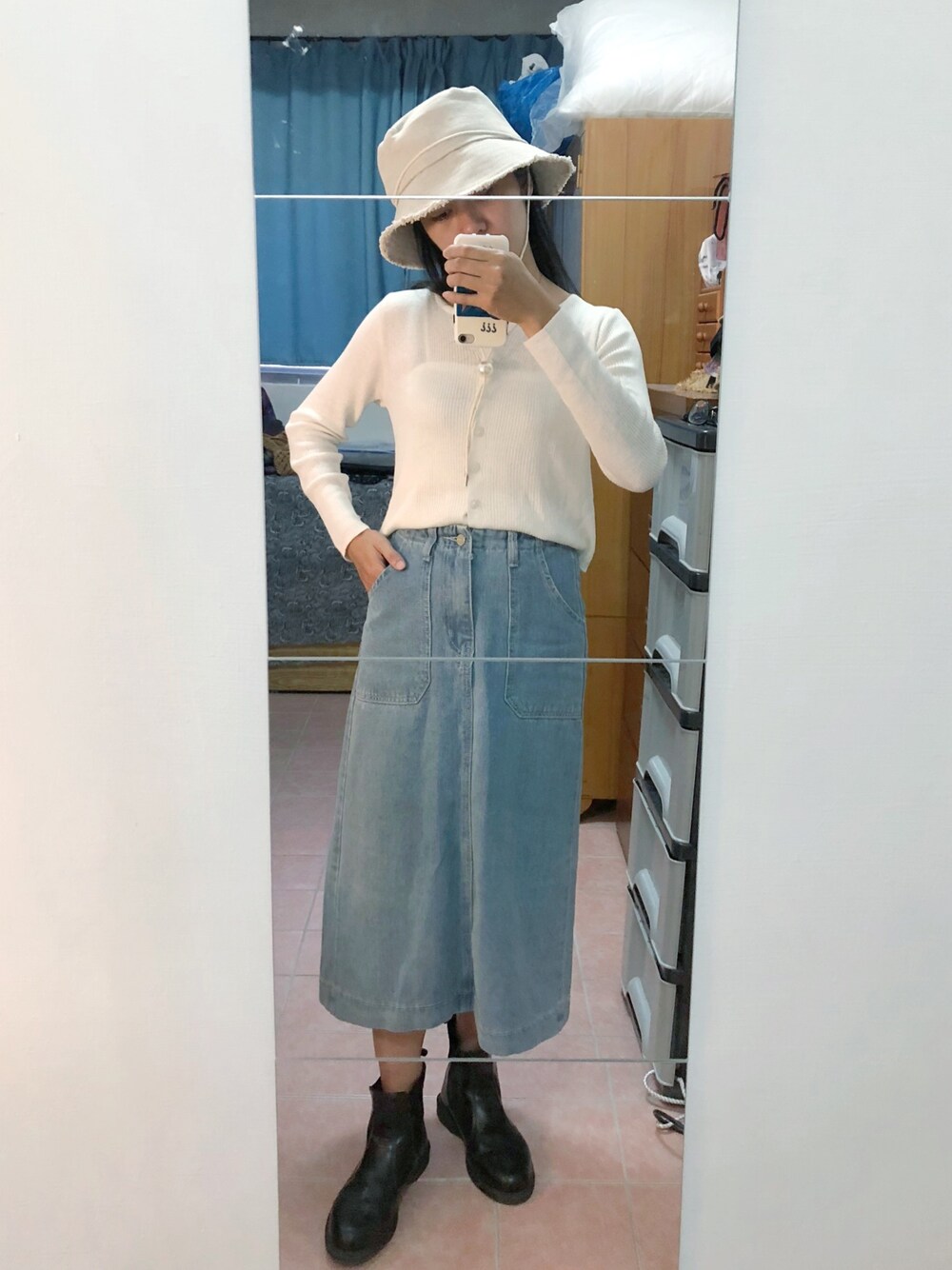 「秋、針織外套、丹寧、Dr.Martens、mouggan、漁夫帽、petersu聯名」｜「淘寶の丹寧長裙（デニムスカート、ブルー系）」を使った、GREEN GREEN🇹🇼さん（レディース・162cm）の秋コーディネートの1枚目の写真