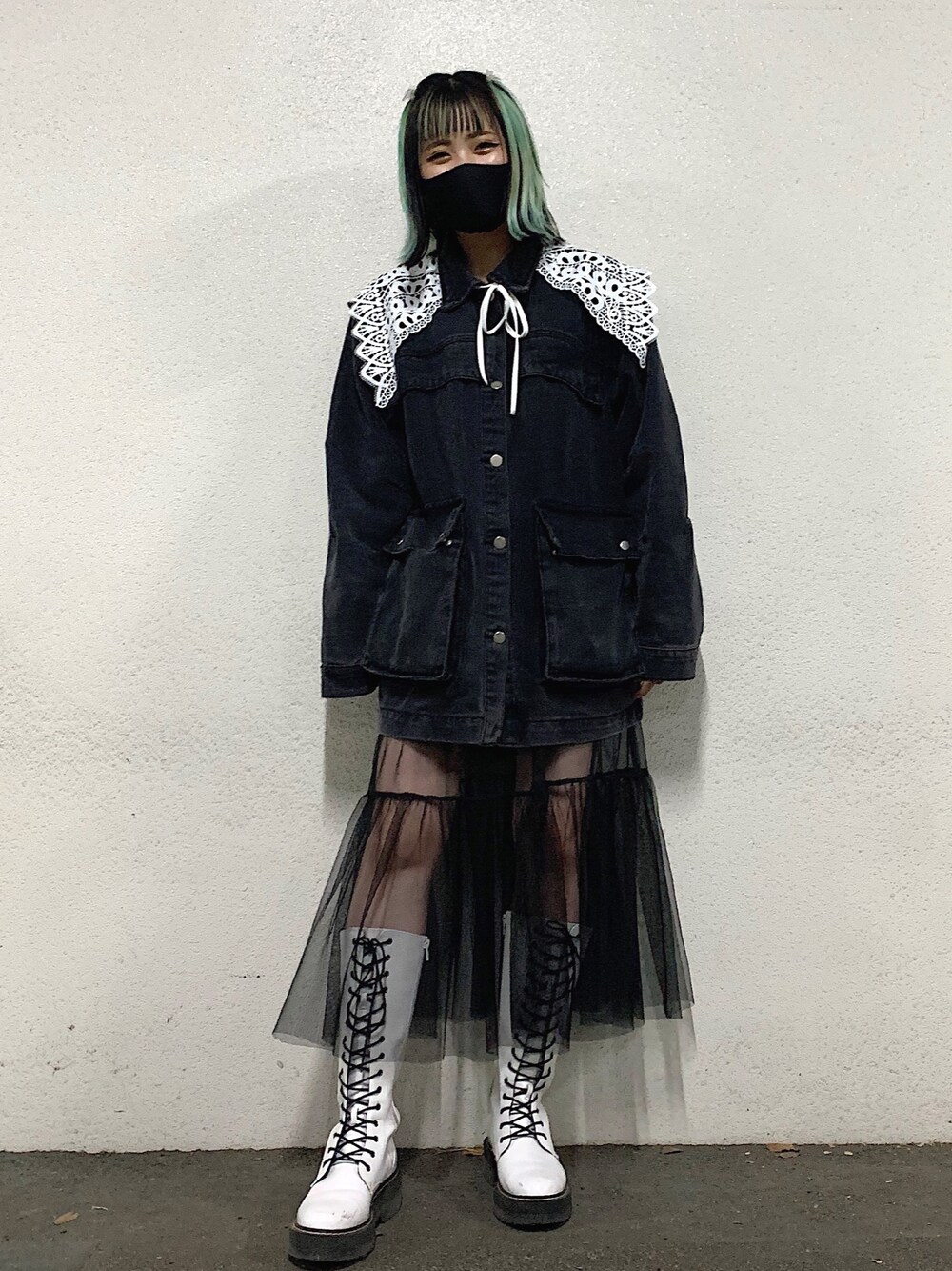 「美容学生、古着、古着MIX、古着女子、デニムジャケット、チュールワンピ、ロングブーツ、モノトーン、つけ襟」｜「GUのアイテム（ブーツ、ホワイト系）」を使った、marinaさん（レディース・160cm）の春コーディネートの1枚目の写真