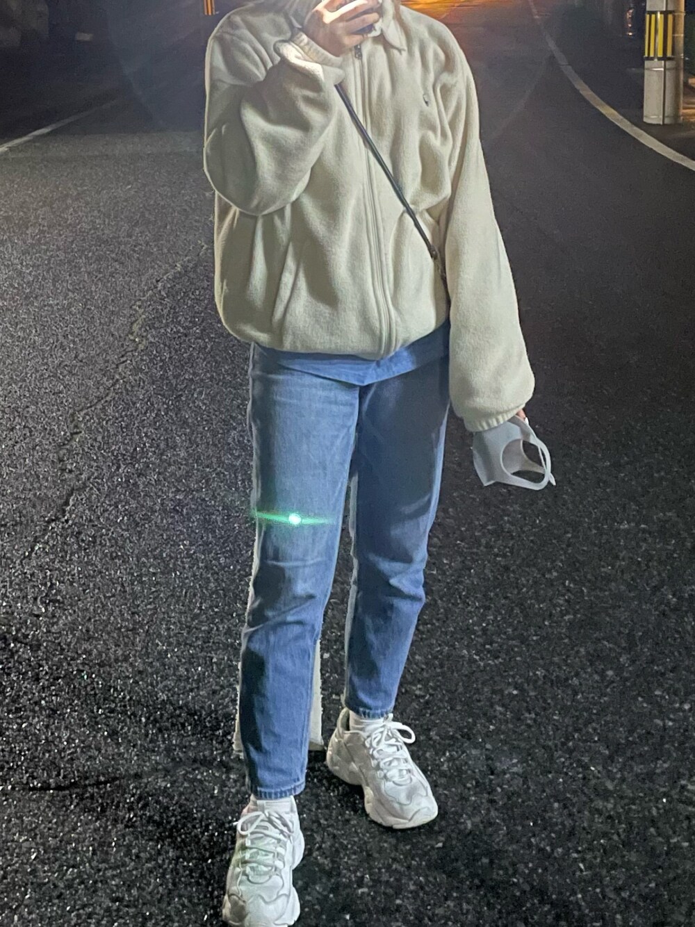 ブルー系のパンツ、ホワイト系のスニーカー、ブルー系のTシャツ/カットソーを着用したレディースの秋コーディネートの1枚目の写真