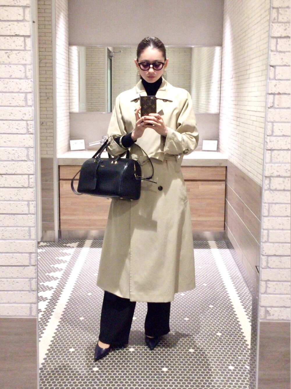 「春コーデ、キレイめ、サングラス、ワイドパンツ、ロングトレンチコート、ENROUTE_TOKYO、Deuxieme Classe(Deuxieme Classe)、UNIQLO、Saint Laurent、TOMFORD」｜「EN ROUTEのENR ポリエステルチノトレンチコート（トレンチコート、ベージュ系）」を使った、Chisato さん（レディース・166cm）の冬コーディネートの1枚目の写真