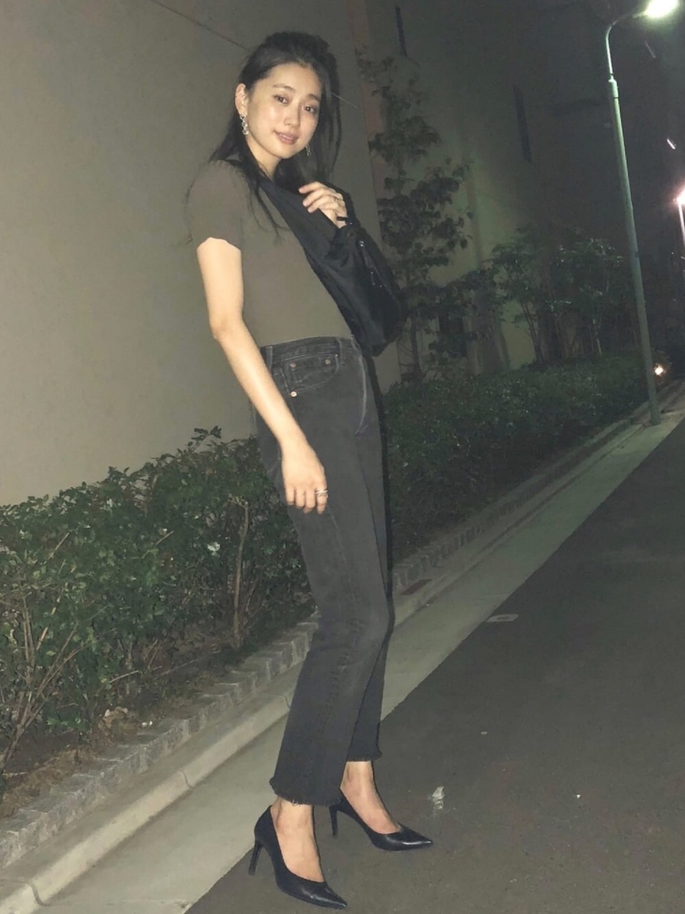 「夏コーデ、きれいめカジュアル、クラブ、PRADA、iliann loeb、Levi's、BALENCIAGA」｜「BALENCIAGAの本革でなじみがよく安定している◎NavyだけどBKにも見えるから幅広がる♬（パンプス、ブルー系）」を使った、Chisato さん（レディース・166cm）の秋コーディネートの1枚目の写真