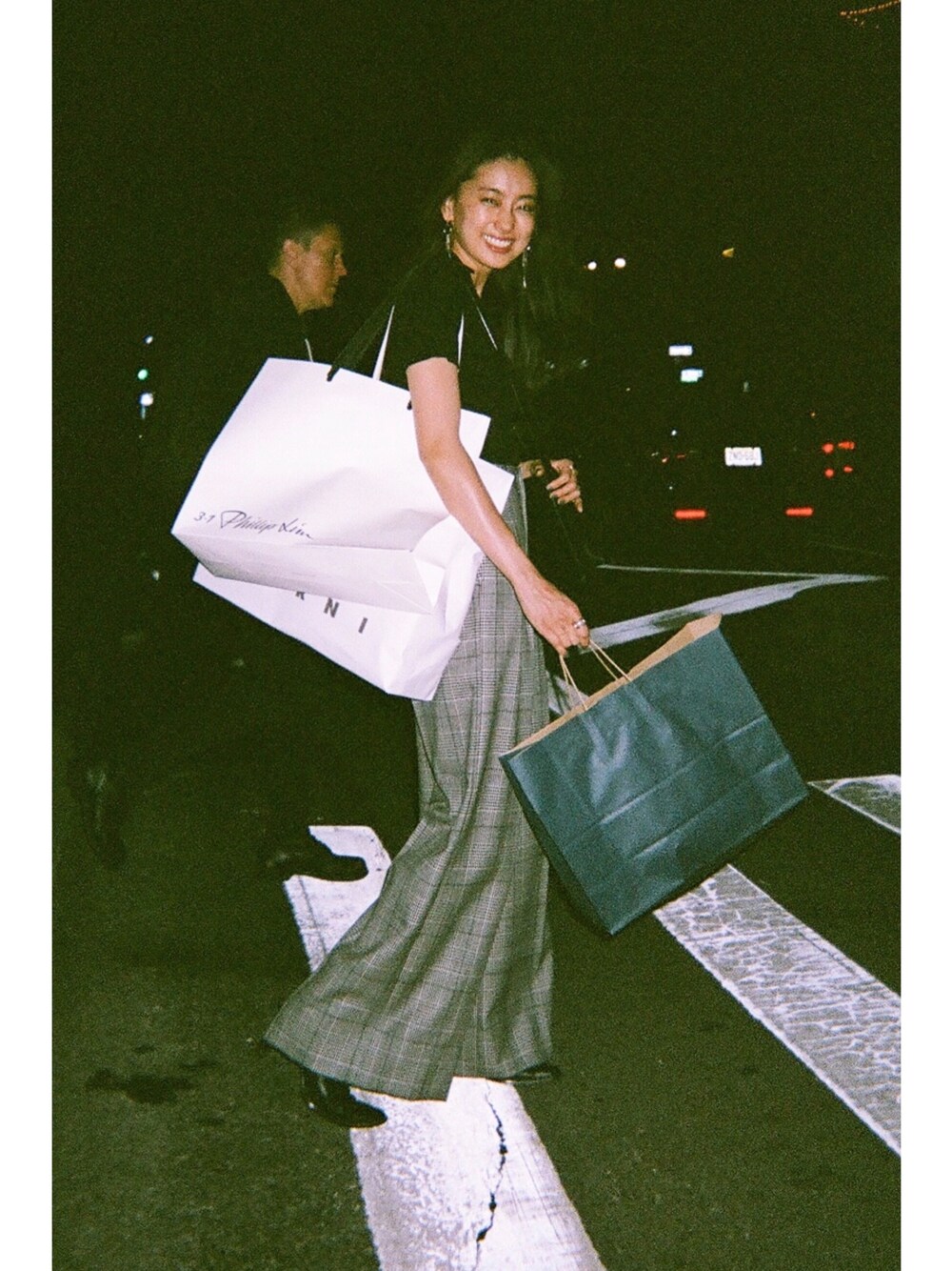 「NYC、秋のコーデ、shopping、ワイドパンツ、リブニット、黒ブーツ、Yevs saint laurent、JOHN LAWRENCE SULLIVAN、iliann loeb」｜「iliann loebの白、黒、カーキいろちで購入（トップス、その他）」を使った、Chisato さん（レディース・166cm）の秋コーディネートの1枚目の写真