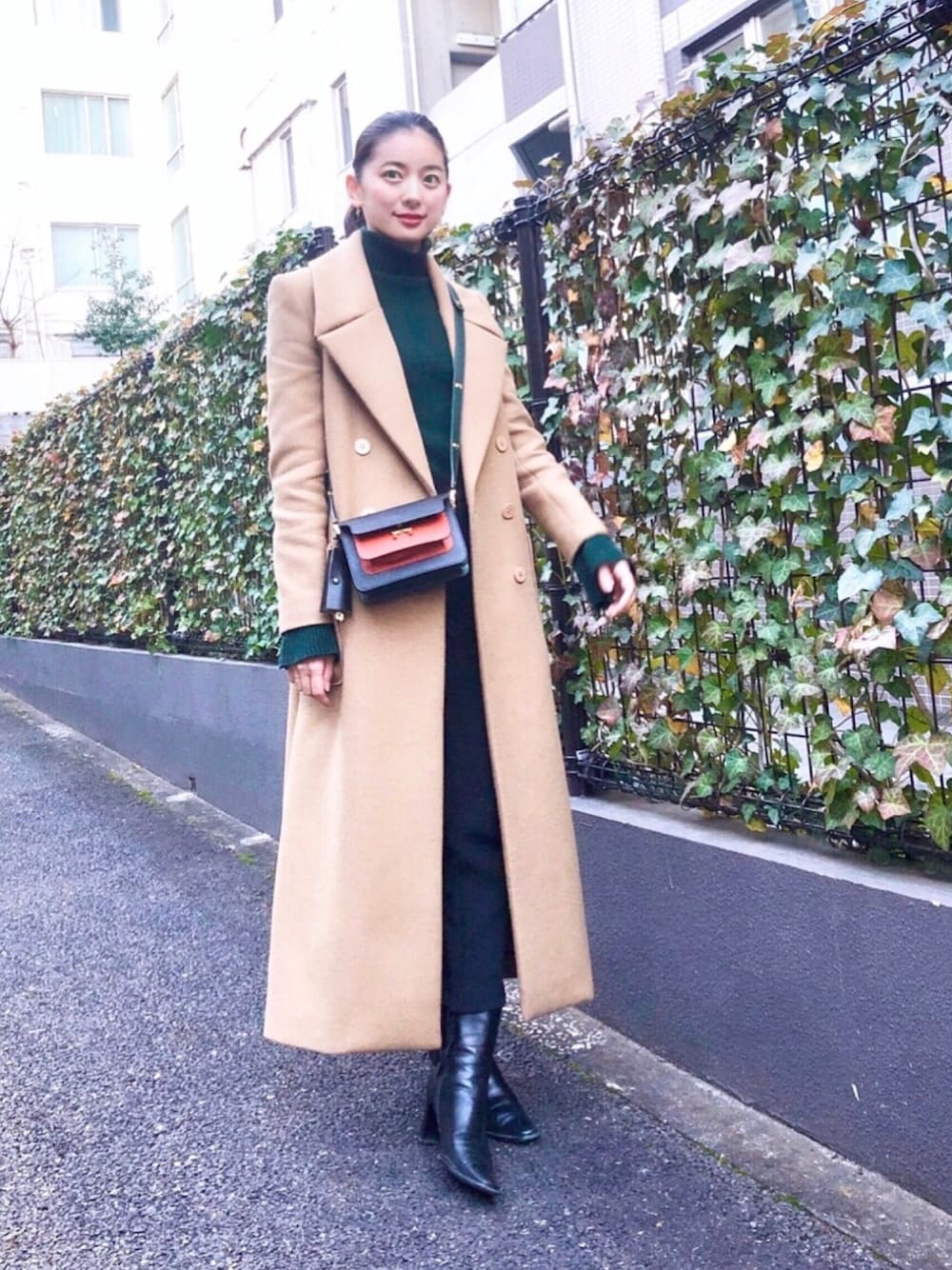 「冬コーデ、きれいめカジュアル、緑、ロングコート、スラックス、タートルネック、carven、MARNI、JOHN LAWRENCE SULLIVAN」｜「CARVENのかっこよくて一目惚れした♡体のらいんがとってもきれいにみえる！（ダウンジャケット/コート、ベージュ系）」を使った、Chisato さん（レディース・166cm）の冬コーディネートの1枚目の写真