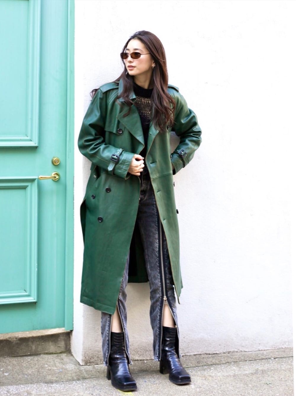 「冬コーデ、革コート、モード、透かし編みニット、chanel、HELMUT LANG、JOHN LAWRENCE SULLIVAN」｜「JOHN LAWRENCE SULLIVANのアイテム（その他アウター、グリーン系）」を使った、Chisato さん（レディース・166cm）の冬コーディネートの1枚目の写真