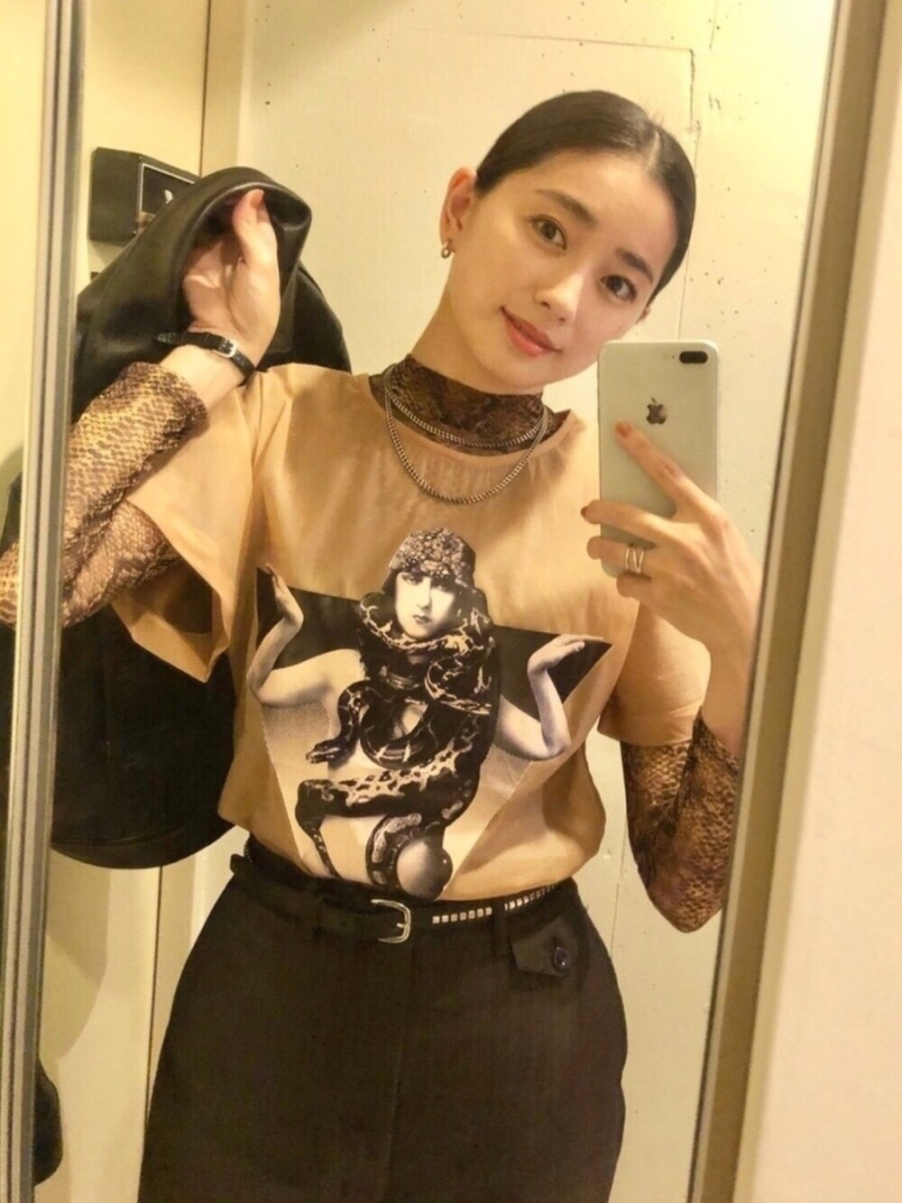 「秋のコーデ、トラッドスタイル、透けトップス、蛇柄、ジージャン、JOHN LAWRENCE SULLIVAN、jean paul gaultier」｜「Jean Paul Gaultierのアイテム（Tシャツ/カットソー、ベージュ系）」を使った、Chisato さん（レディース・166cm）の秋コーディネートの1枚目の写真