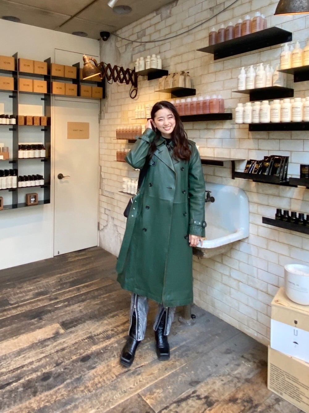 「冬コーデ、革コート、香水、LELABO、透けニット、HELMUT LANG、JOHN LAWRENCE SULLIVAN」｜「JOHN LAWRENCE SULLIVANのアイテム（その他アウター、グリーン系）」を使った、Chisato さん（レディース・166cm）の冬コーディネートの1枚目の写真