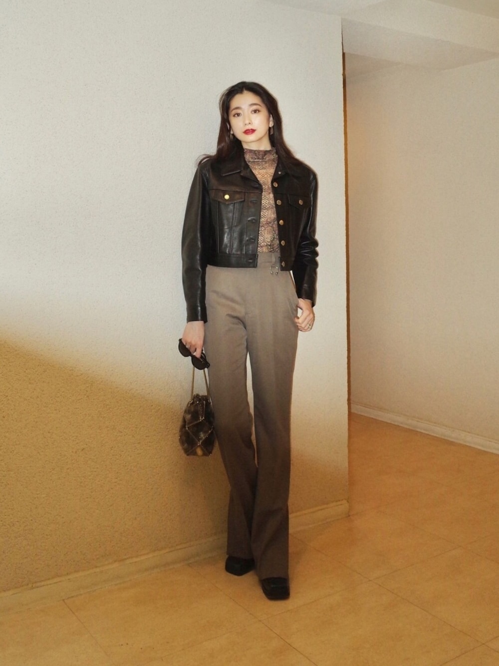 「春コーデ、革ジャン、スラックス、蛇柄、2021AW、JOHN LAWRENCE SULLIVAN、52 by hikaru matsumura」｜「JOHN LAWRENCE SULLIVANのデニムジャケットの形で革！後ろのゆとりが◎（その他アウター、ブラック系）」を使った、Chisato さん（レディース・167cm）の春コーディネートの1枚目の写真