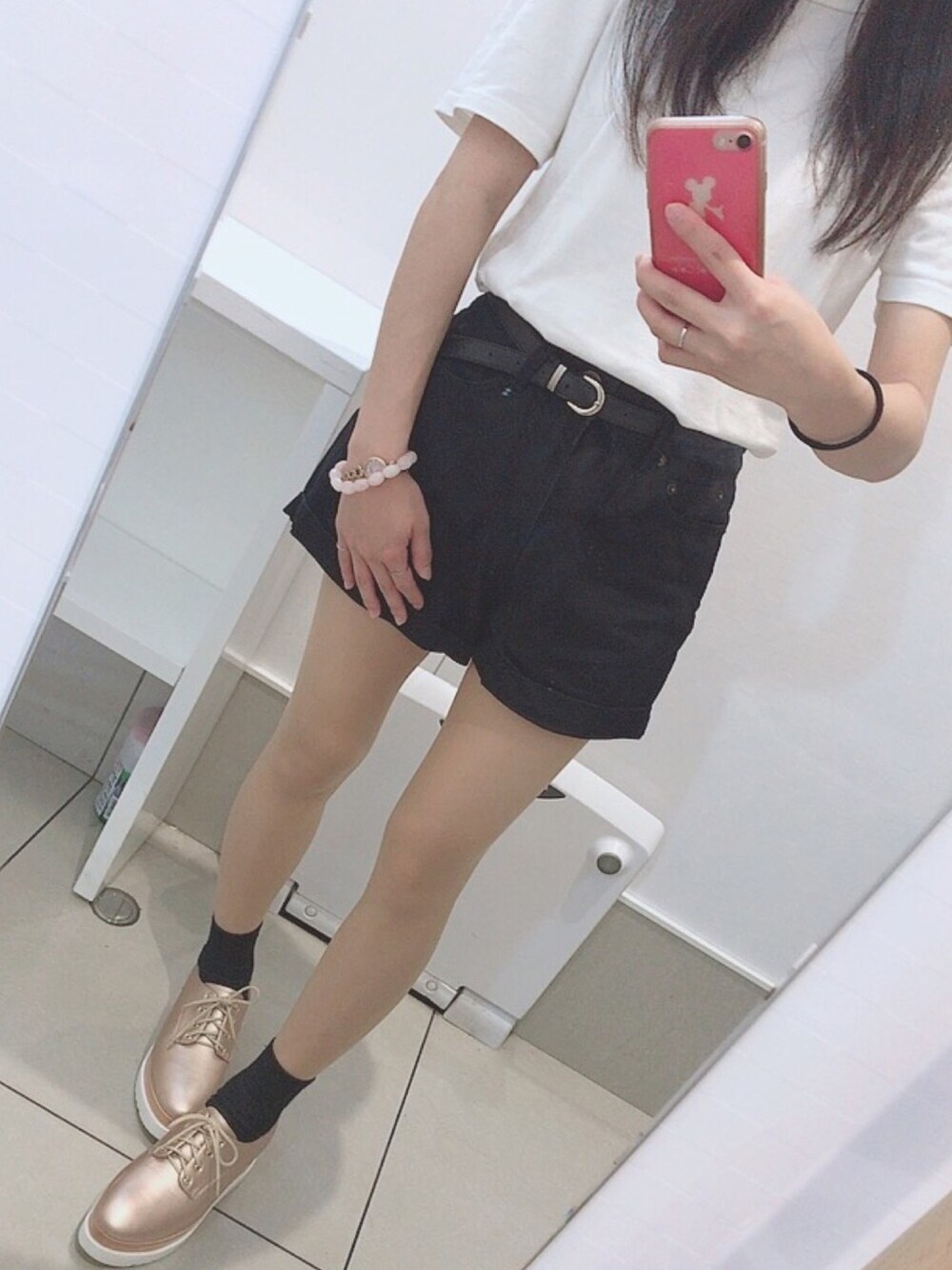 ブラック系のその他パンツ、ホワイト系のTシャツ/カットソー、ゴールド系のその他シューズを着用したレディースの秋コーディネートの1枚目の写真
