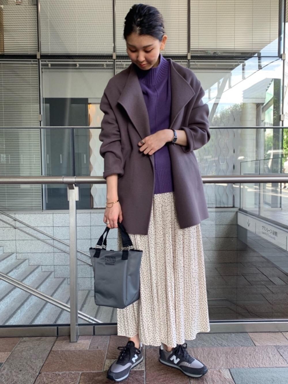 グレー系のスニーカー、パープル系のニット/セーター、グレー系のトートバッグを着用したレディースの冬コーディネートの1枚目の写真