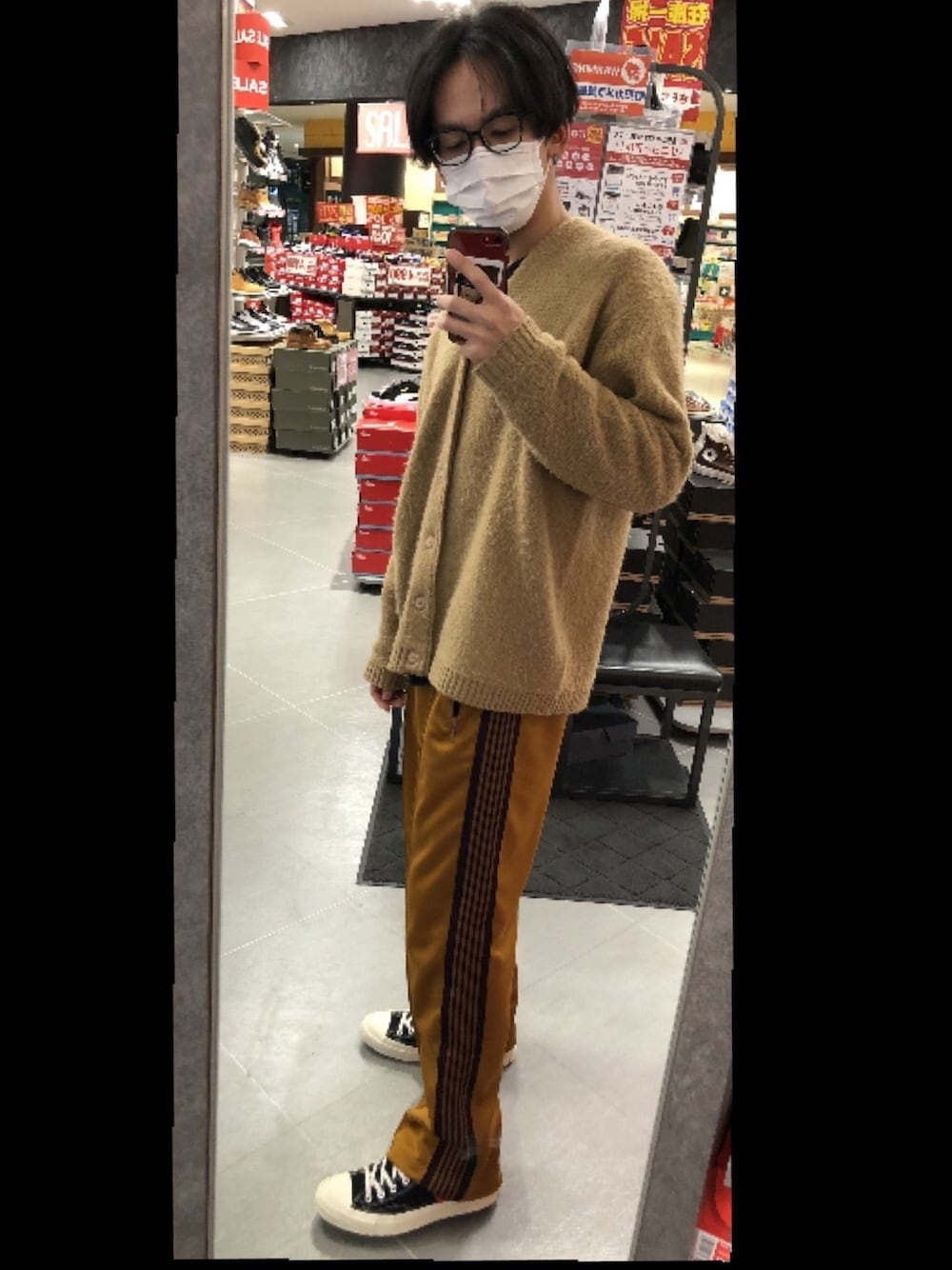 「今日のコーデ、おしゃれさんと繋がりたい、スニーカー、converse、CONVERSE1970、CONVERSE ct70、comme des garcons play、TOWN CRAFT、NEEDLES、トラックパンツ」｜「TOWNCRAFTのアイテム（カーディガン/ボレロ、ベージュ系）」を使った、古川悠さん（メンズ・172cm）の冬コーディネートの1枚目の写真