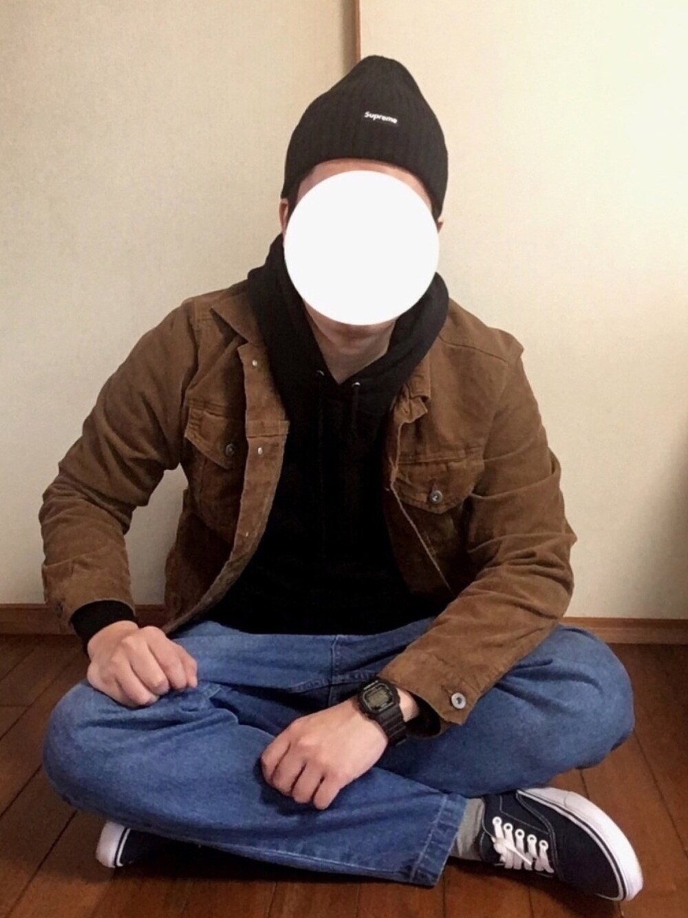 ブラック系のパーカー、ブルー系のスニーカー、ブルー系のデニムパンツを着用したメンズの春コーディネートの1枚目の写真