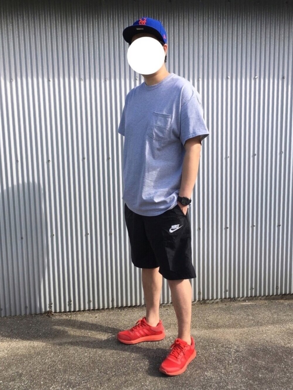 グレー系のTシャツ/カットソー、ブラック系のその他パンツ、レッド系のスニーカーを着用したメンズの春コーディネートの1枚目の写真