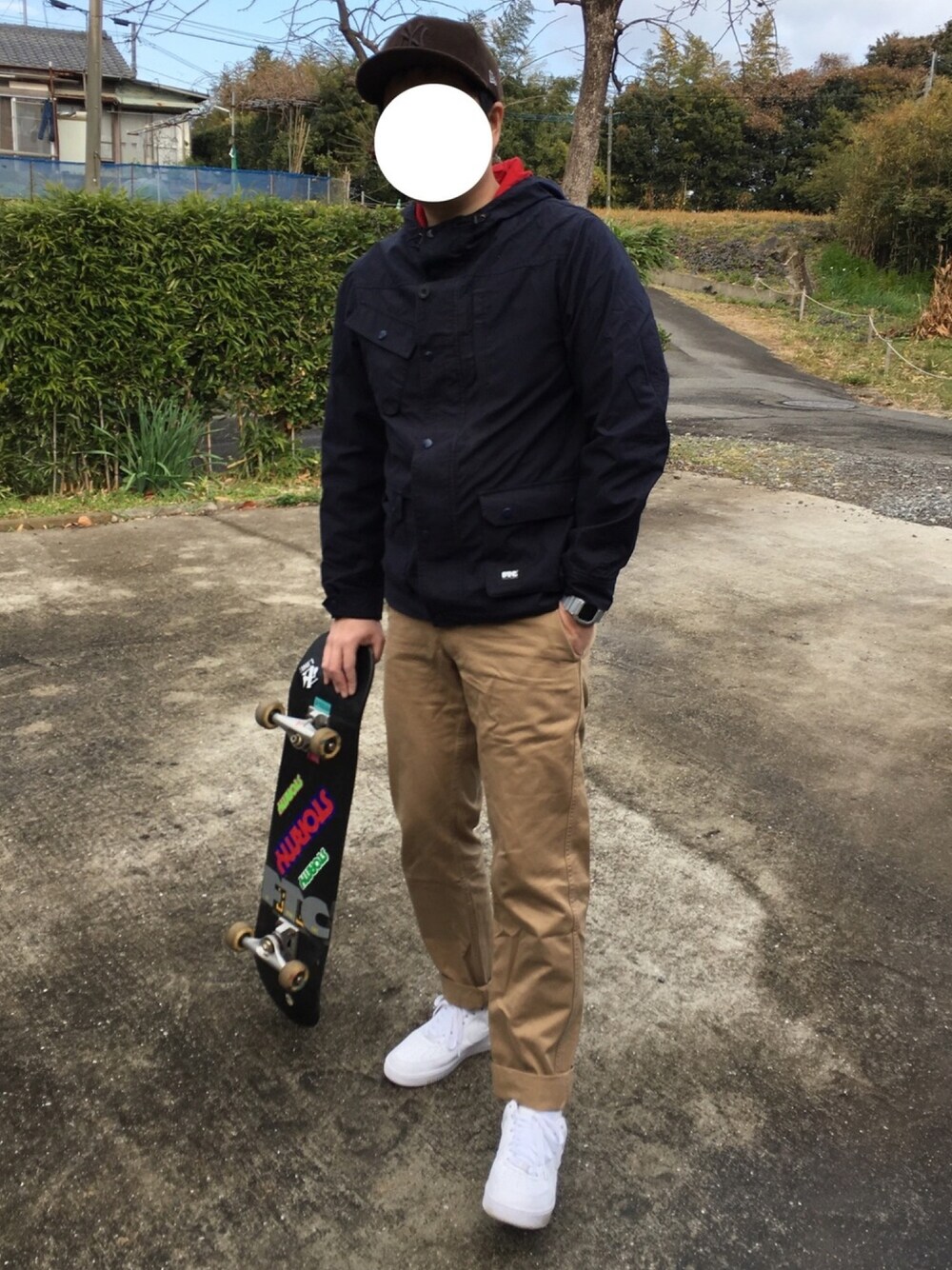 ブルー系のジャケット/アウター、ホワイト系のスニーカー、その他のその他を着用したメンズの冬コーディネートの1枚目の写真