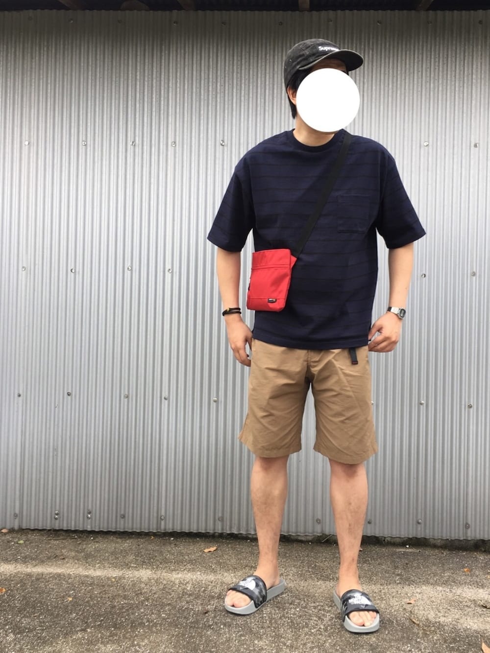 ブルー系のTシャツ/カットソー、グレー系のサンダル、ベージュ系のその他パンツを着用したメンズの春コーディネートの1枚目の写真