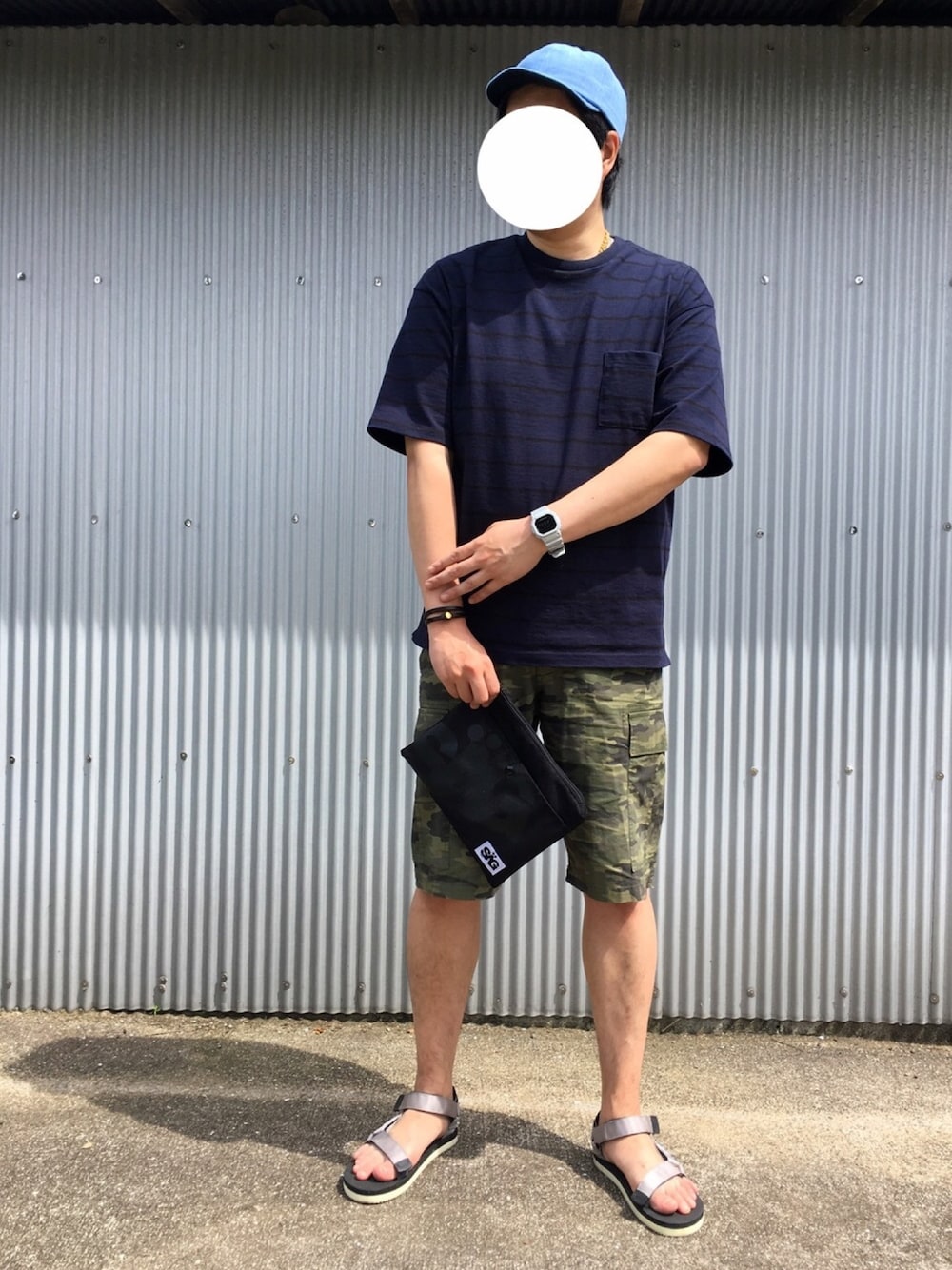 「デニムキャップ、迷彩パンツ、夏、短パン、ボーダーTシャツ、ビッグシルエット、suicoke、クラッチバッグ」｜「green label relaxingのSC GLR SKATE UP デニム キャップ（キャップ、ブルー系）」を使った、EI-SUKEさん（メンズ・180cm）の夏コーディネートの1枚目の写真
