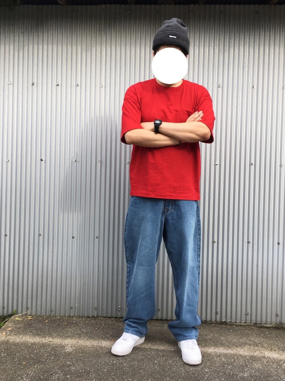 「シンプル、ゆるコーデ、赤、ビッグT、バルーンパンツ、AIR FORCE 1、supreme、ニット帽」｜「FREAK'S STOREのバルーン バギーデニムパンツ（デニムパンツ、ブルー系）」を使った、EI-SUKEさん（メンズ・180cm）の夏コーディネートの1枚目の写真