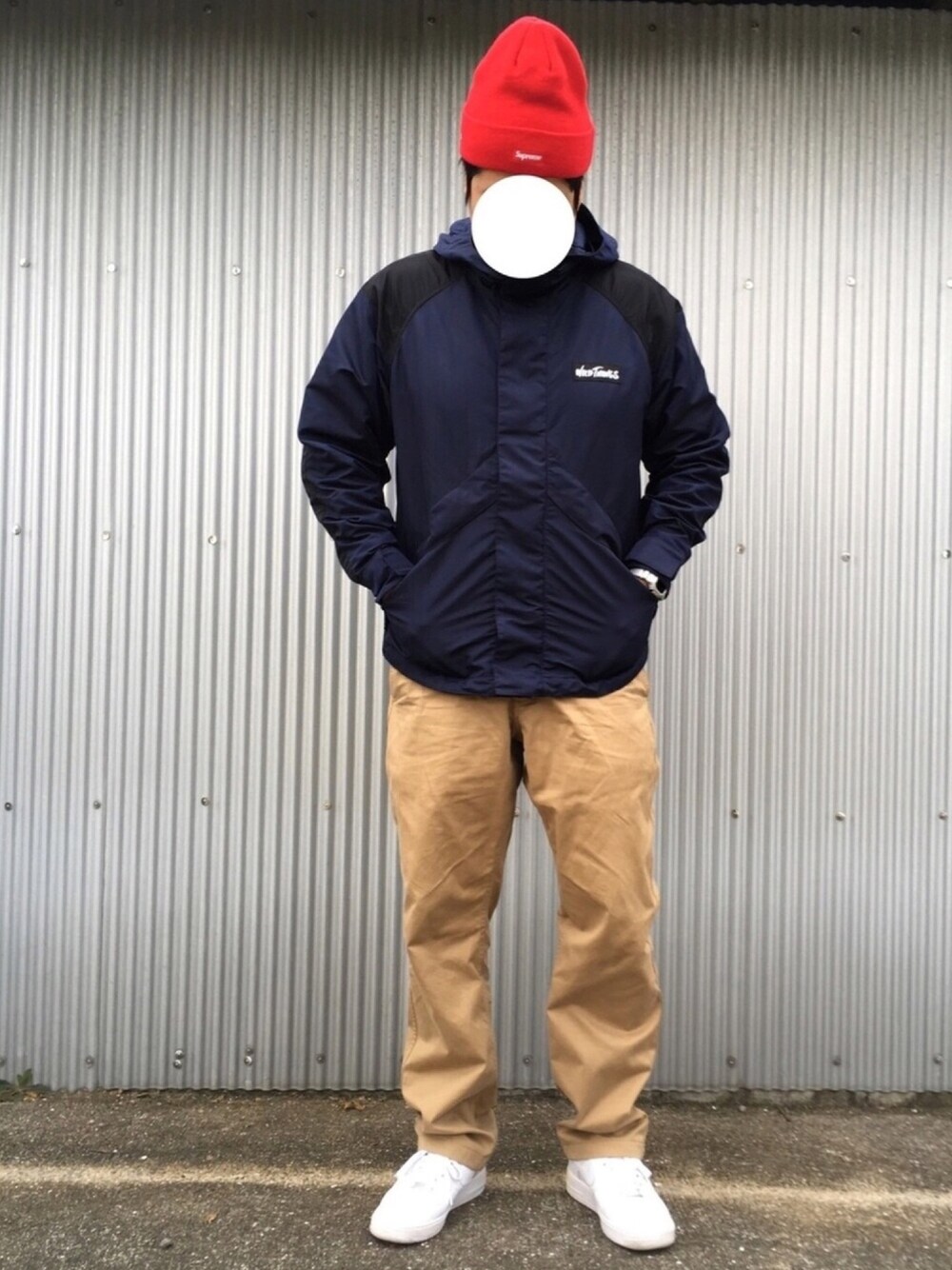 「supreme、WILDTHINGS、マウンテンパーカー、赤差し、NIKE、チノパン、G-SHOCK、シンプルコーデ、秋コーデ」｜「NIKEのNIKE  ナイキ　AIR FORCE 1 '07  エアフォース  1 '07　 315122-111　 WHITE/WHITE（スニーカー、ホワイト系）」を使った、EI-SUKEさん（メンズ・180cm）の秋コーディネートの1枚目の写真