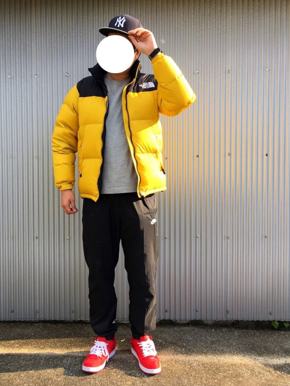 ブラック系のその他パンツ、イエロー系のその他アウター、レッド系のスニーカーを着用したメンズの秋コーディネートの1枚目の写真