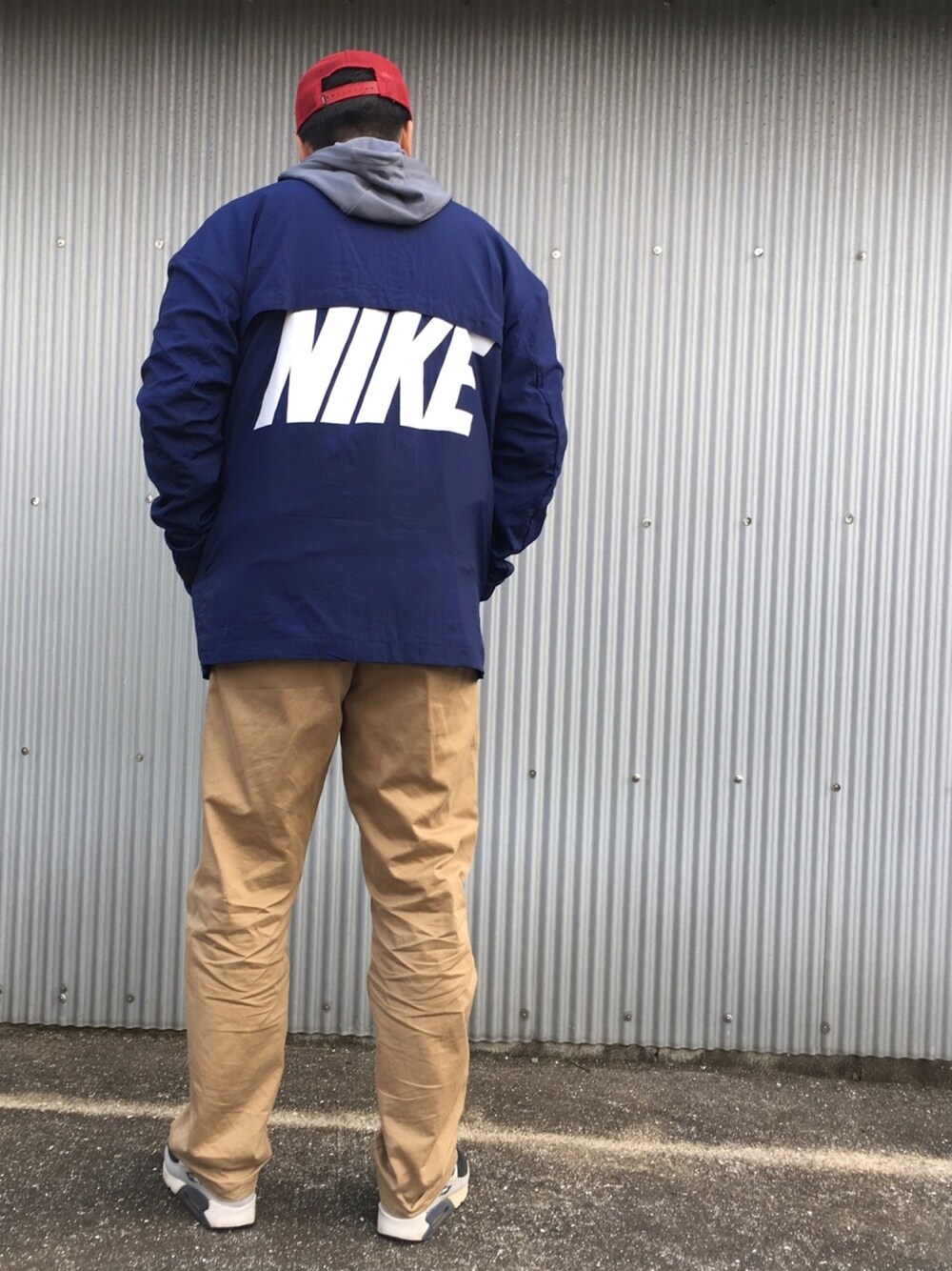 「バックプリント、NIKE、nike sb 、チノパン、AIR MAX、New Balance、パーカー」｜「NIKEのナイキ スポーツウェア メンズジャケット（その他アウター、ブルー系）」を使った、EI-SUKEさん（メンズ・180cm）の冬コーディネートの1枚目の写真