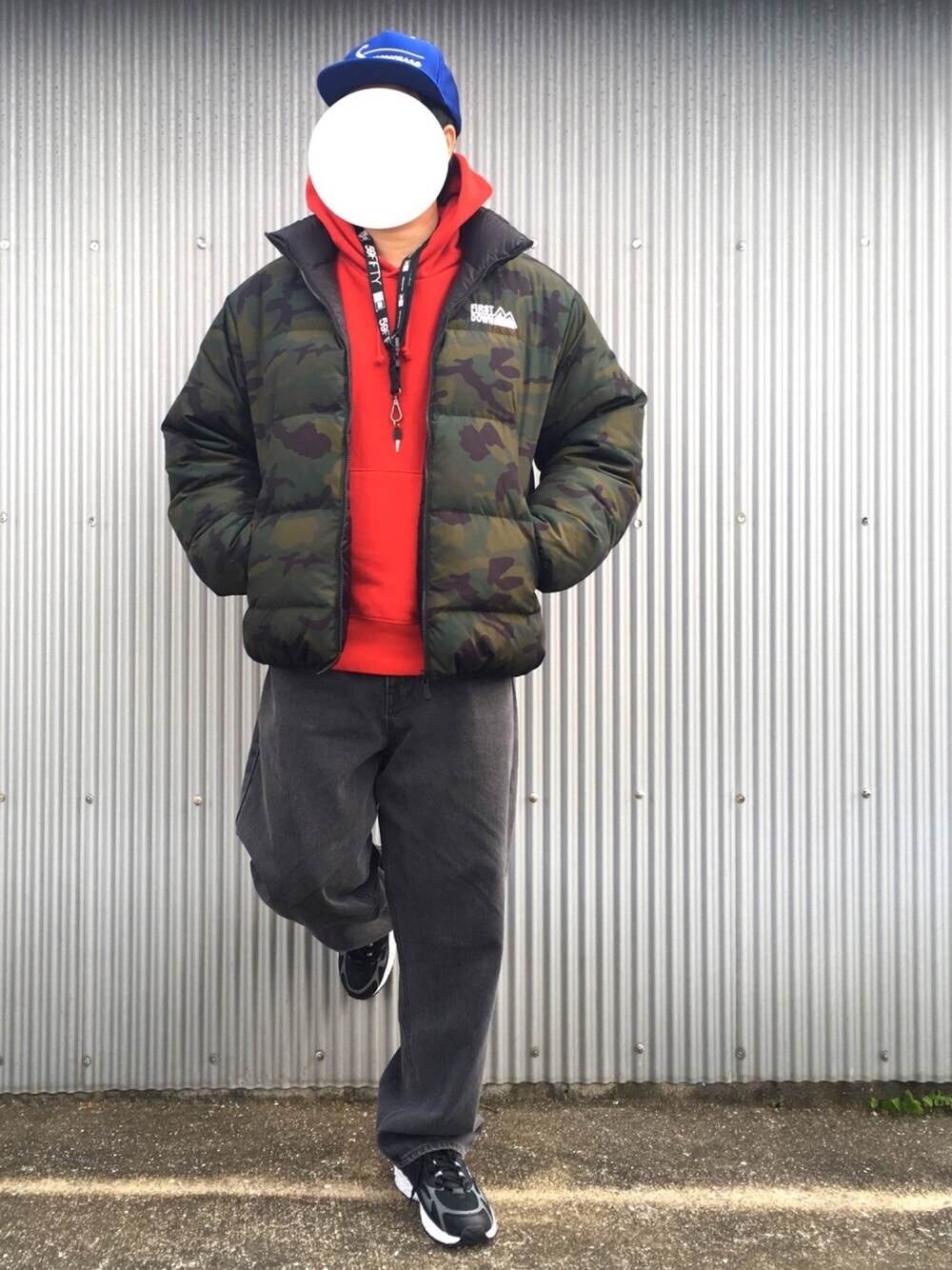 その他のダウンジャケット/コート、ブラック系のデニムパンツ、ブラック系のスニーカーを着用したメンズの冬コーディネートの1枚目の写真