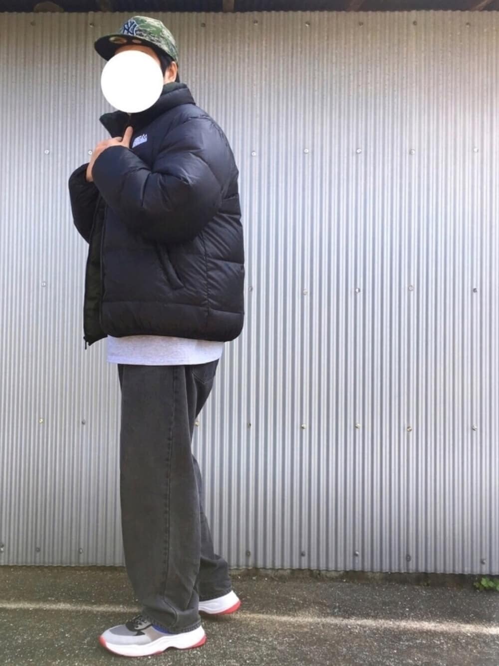 「ZOZOTOWN掲載、FIRSTDOWN、ダウンジャケット、ダッドスニーカー、GU、Gildan、デジタルカモ、NEW ERA、迷彩」｜「GILDANのGildan/ギルダン ビックシルエット 無地 ウルトラコットン ポケットTシャツ（Tシャツ/カットソー、グレー系）」を使った、EI-SUKEさん（メンズ・180cm）の冬コーディネートの1枚目の写真