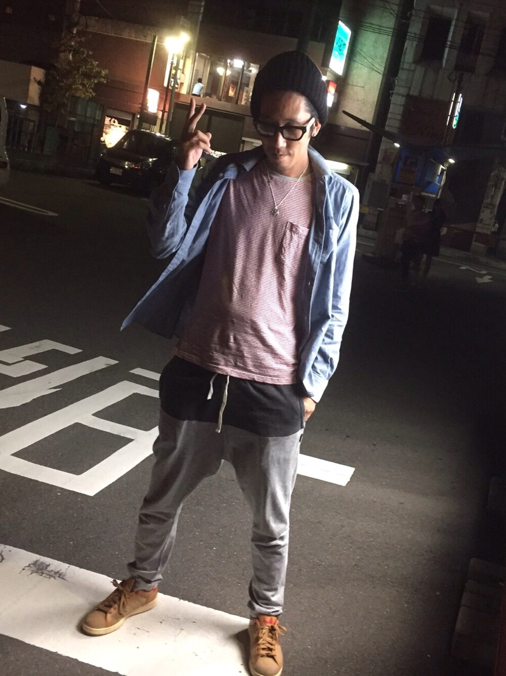 ブルー系のシャツ/ブラウス、ブラック系のその他パンツ、ブラウン系のスニーカーを着用したメンズの春コーディネートの1枚目の写真