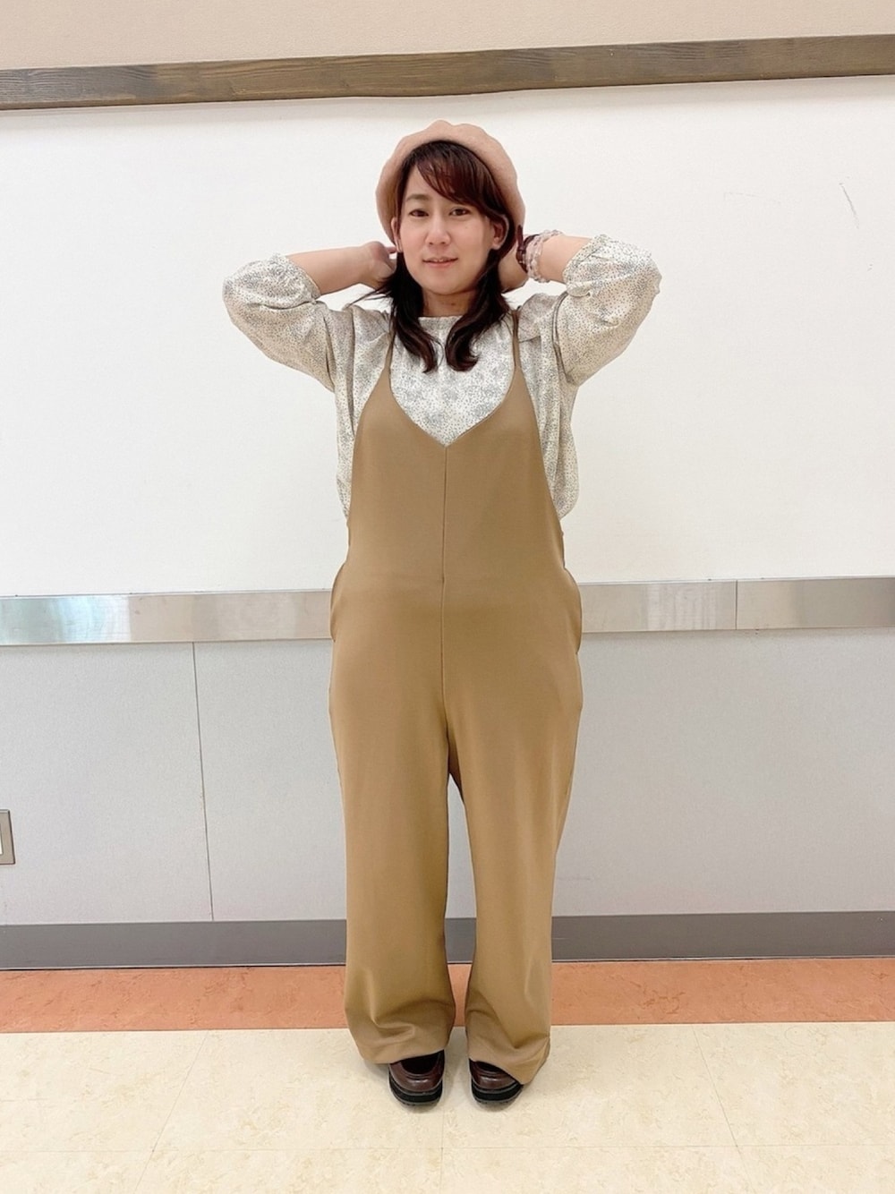 「秋冬コーデ、低身長、オータムさんコーデ、シューラルー(SHOO・LA・RUE)、ドレスキップ、サロペットパンツ、秋のマイ旬スタイル、ベレー帽、ロングワンピース、ベージュ×白」｜「DRESKIPの【M-LL】ちらしドット柄タックネック8分袖ブラウス（シャツ/ブラウス、ベージュ系）」を使った、mizuhoさん（レディース・149cm）の秋コーディネートの1枚目の写真