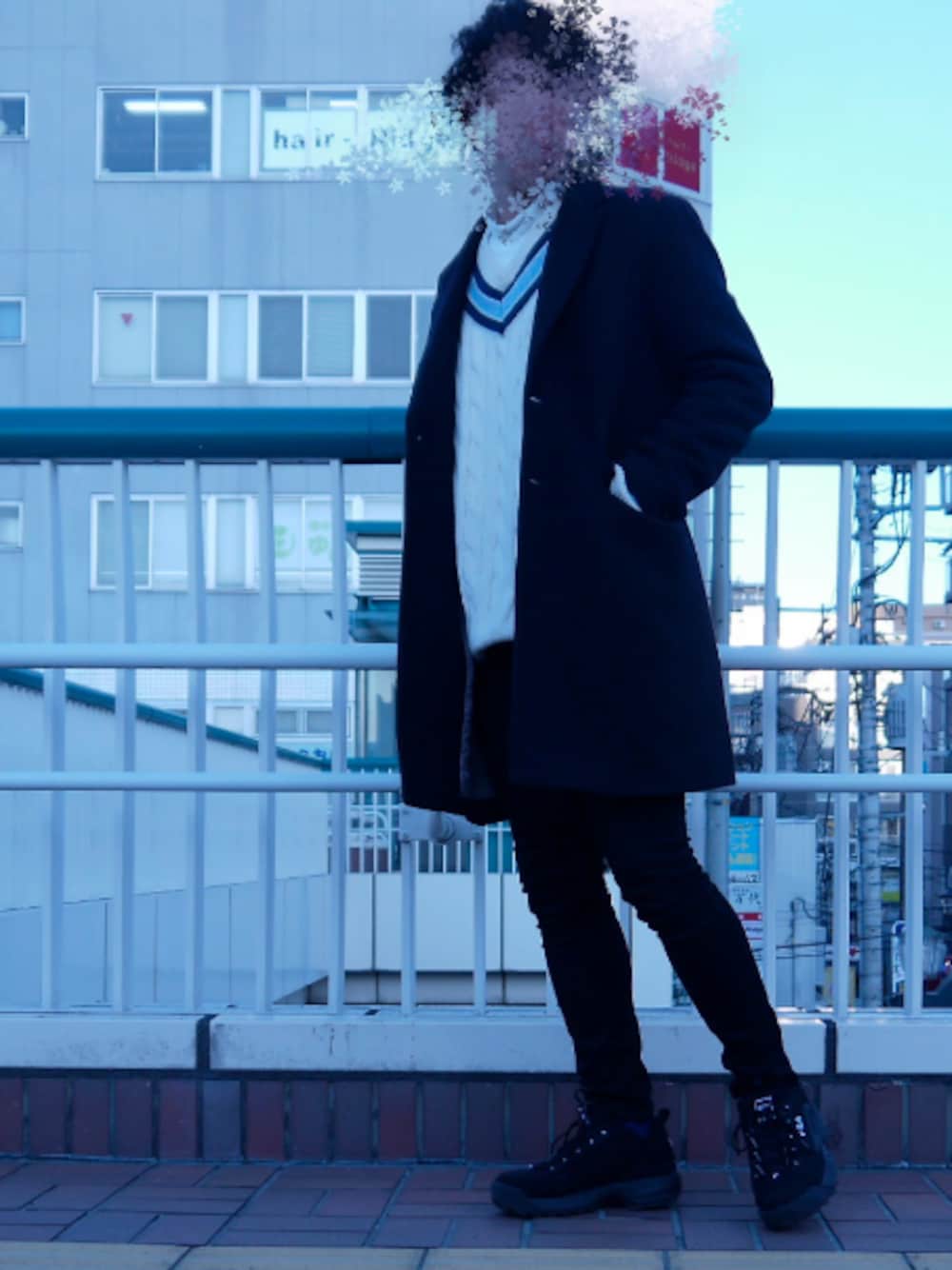 「冬コーデ、おしゃれさんと繋がりたい、黒スキニー、スニーカー、キレイめ、低身長、大学生」｜「UNIQLOのソフトタッチハイネックT（長袖）（Tシャツ/カットソー、ホワイト系）」を使った、なーかわさん（メンズ・165cm）の冬コーディネートの1枚目の写真