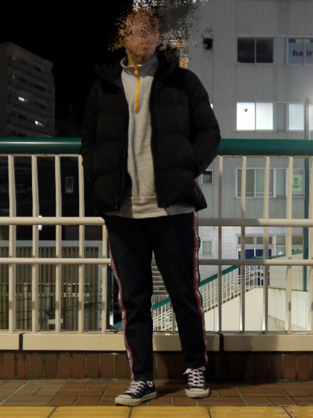 「冬コーデ、おしゃれさんと繋がりたい、ootd、スニーカー、スポーツミックス、古着MIX、ダウンジャケット、低身長、大学生」｜「KANGOLの▽WEB限定 KANGOL/カンゴール 別注ロゴ刺繍 L/S オーバーサイズカットソー（Tシャツ/カットソー、ブラック系）」を使った、なーかわさん（メンズ・165cm）の冬コーディネートの1枚目の写真