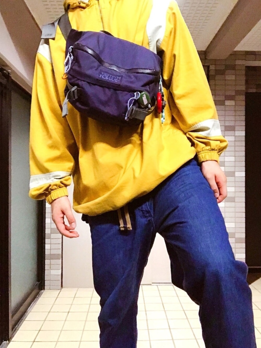 「アノラックパーカー、NIKE、Wrangler、MYSTERY RANCH、GAP、雨の日コーデ」｜「NIKEのアイテム（その他アウター、イエロー系）」を使った、かとそさん（メンズ・183cm）の夏コーディネートの1枚目の写真