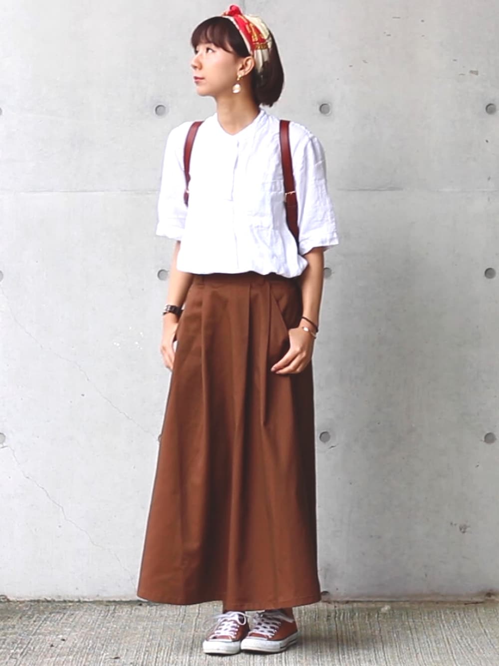 「秋のカフェオレコーデ、大人カジュアル、休日スタイル、プチプラ、カジュアル、大人かわいい、GU、coen、コンバース、ootd」｜「HERMESのアイテム（バンダナ/スカーフ、レッド系）」を使った、ユキさん（レディース・158cm）の秋コーディネートの1枚目の写真