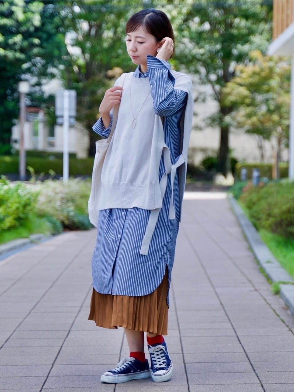 「ラブアンドピース2020、ootd、オトナカジュアル、秋、オトナ女子、GU、ニットベスト、プリーツスカート、ストライプ、シャツスタイル」｜「LOWRYS FARMのサイドムスビベスト　879391（ベスト、ホワイト系）」を使った、ユキさん（レディース・158cm）の秋コーディネートの1枚目の写真
