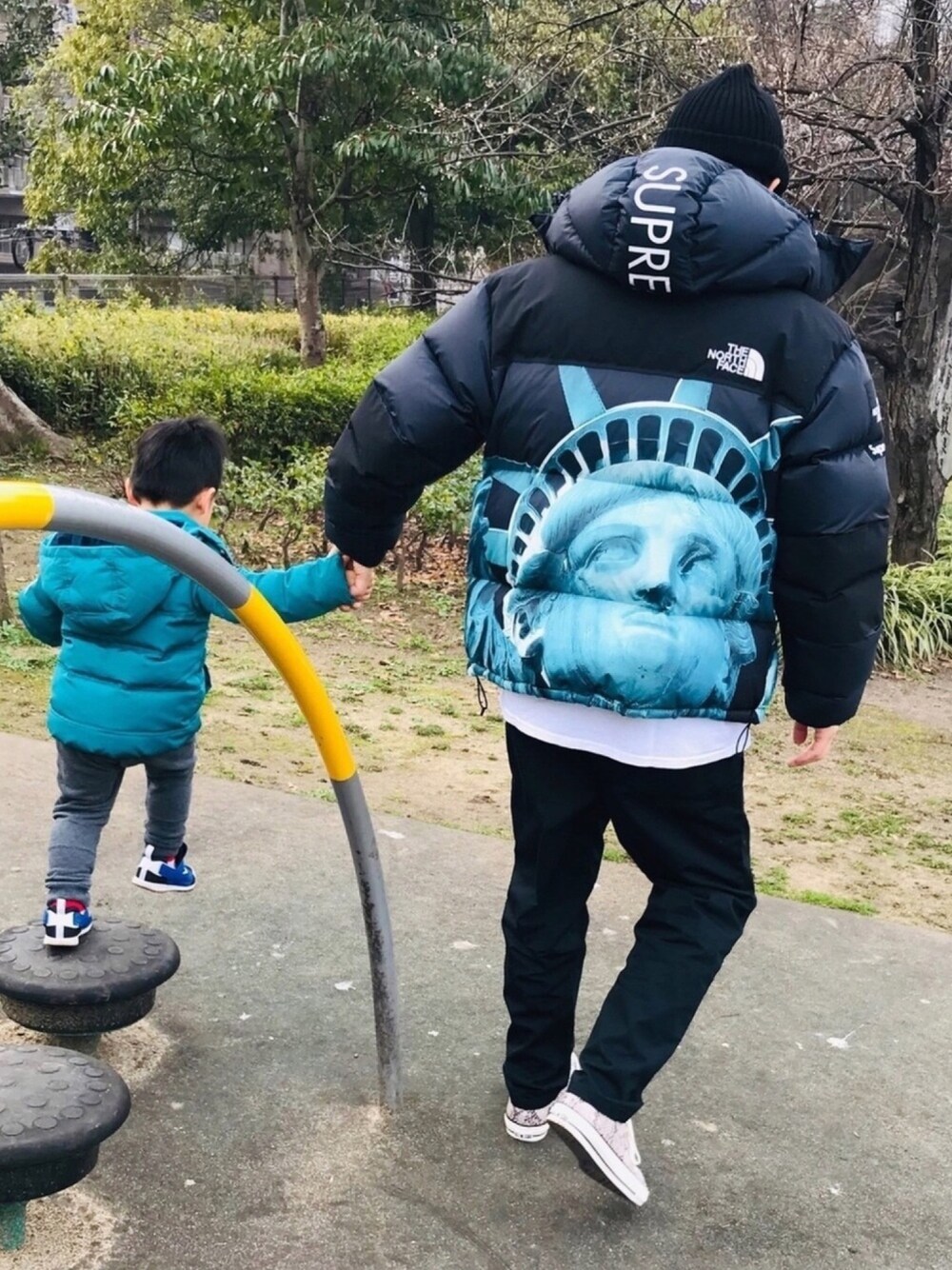 「シュプリーム、THE NORTH FACE、ノースフェイス、バルトロライトジャケット、マウンテンパーカー、マウンテンジャケット、マウンテンライトジャケット、コンバース、WACKO MARIA 、ワコマリア」｜「Supreme のアイテム（ニットキャップ/ビーニー、ブラック系）」を使った、YOSHINAHOさん（メンズ・173cm）の冬コーディネートの1枚目の写真