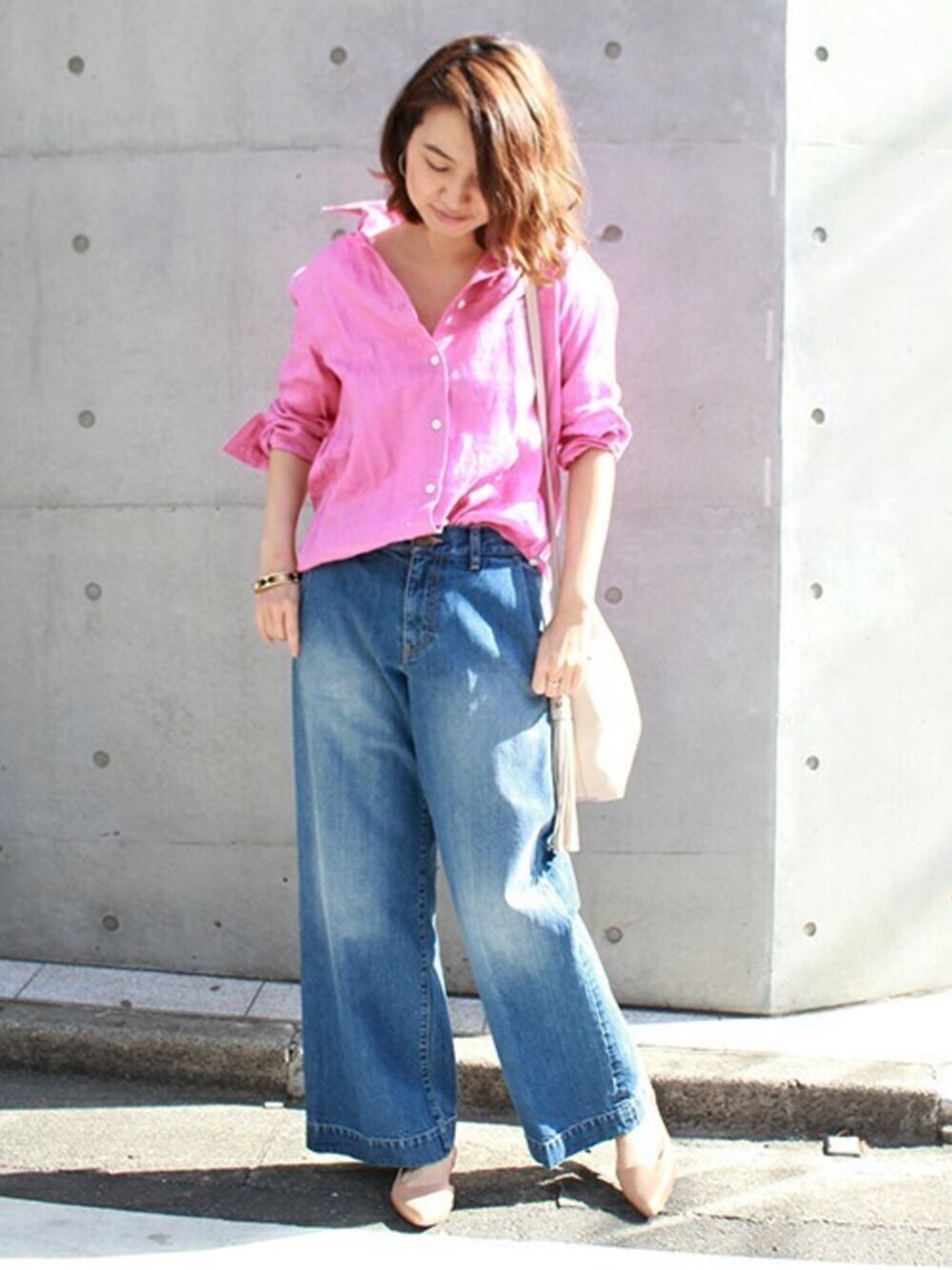 「春コーデ、オトナ女子、カジュアルコーデ、ootd、デニム、ピンク、リネンシャツ、シンプル、大人カジュアル」｜「FRAMeWORKの≪予約≫カシュクール シャツ◆（シャツ/ブラウス、ピンク系）」を使った、tomoさん（レディース・165cm）の冬コーディネートの1枚目の写真