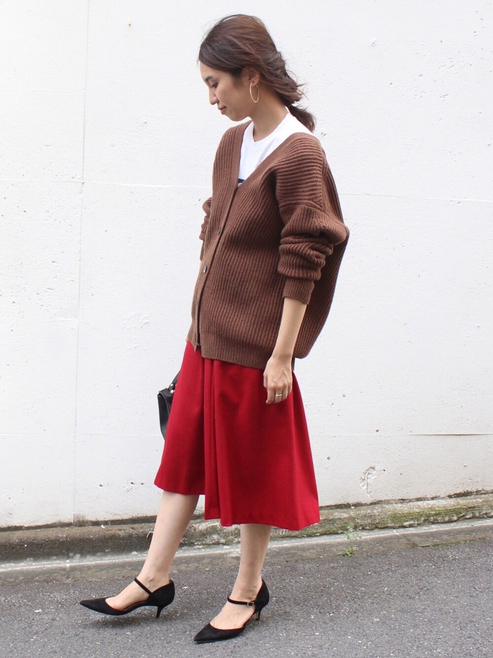 「秋コーデ、休日スタイル、ラフ、オトナ女子、ootd、大人カジュアル、カーディガン、スカート、シンプル、赤」｜「FRAMeWORKの*ハイカウントサキソニーフレアスカート◆（スカート、レッド系）」を使った、tomoさん（レディース・165cm）の秋コーディネートの1枚目の写真