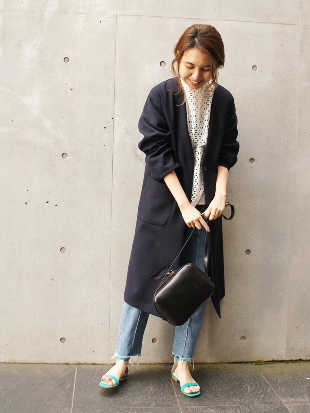 ブルー系のその他アウターを着用したレディースの冬コーディネートの1枚目の写真