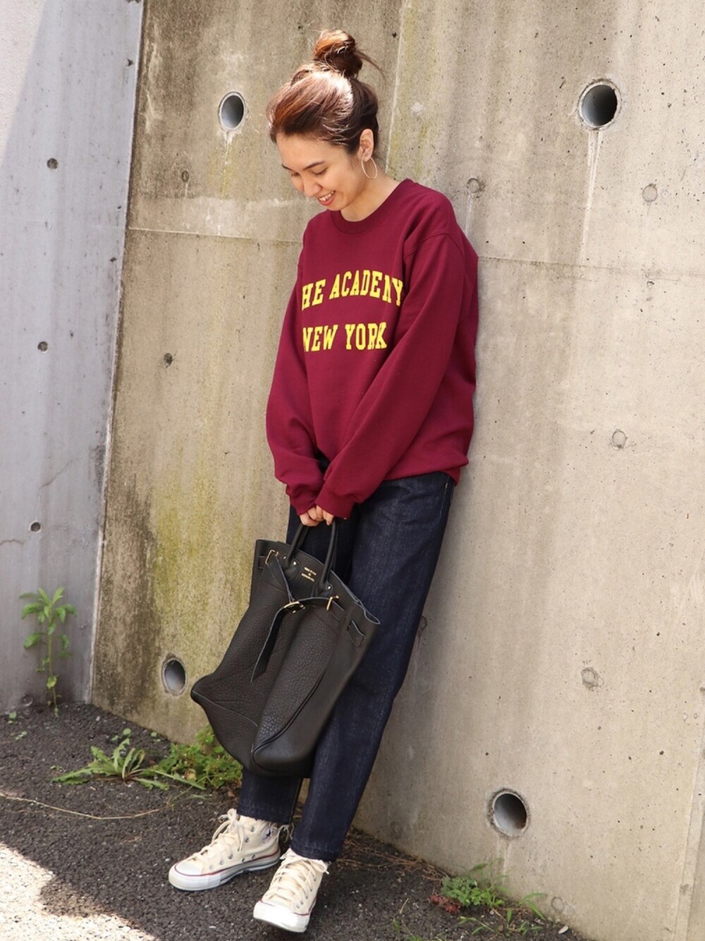 「シンプルコーデ、カジュアルコーデ、オトナカジュアル、ゆるコーデ、スウェット、デニム、コンバース、YOUNG & OLSEN The DRYGOODS STORE、FRAMeWORK」｜「FRAMeWORKの*THE ACADEMY NY TANYロゴ クルーネックスウェット◆（スウェット、レッド系）」を使った、tomoさん（レディース・165cm）の夏コーディネートの1枚目の写真