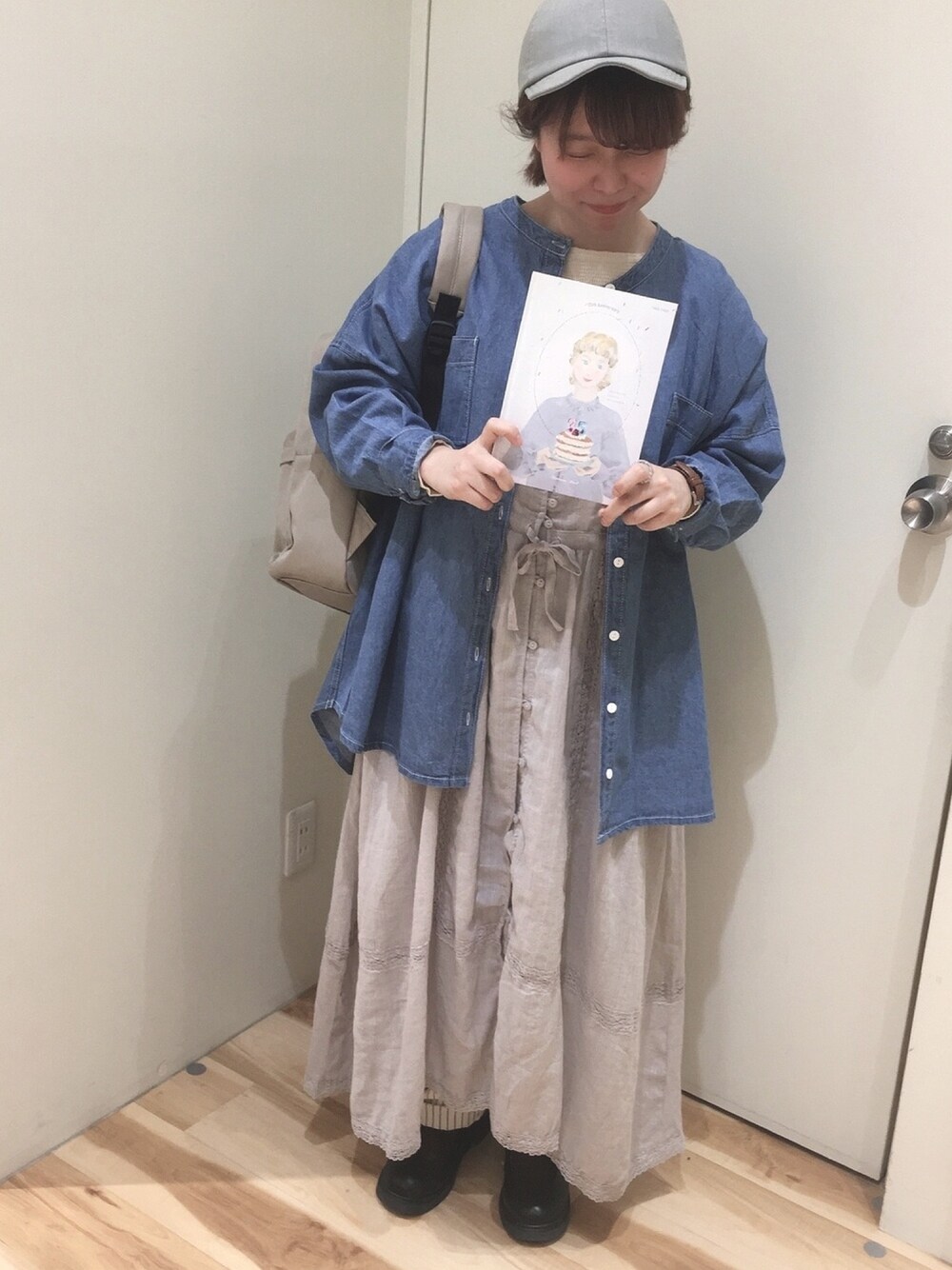 グレー系のワンピース、ホワイト系のその他パンツ、グレー系のワンピースを着用したレディースの春コーディネートの1枚目の写真