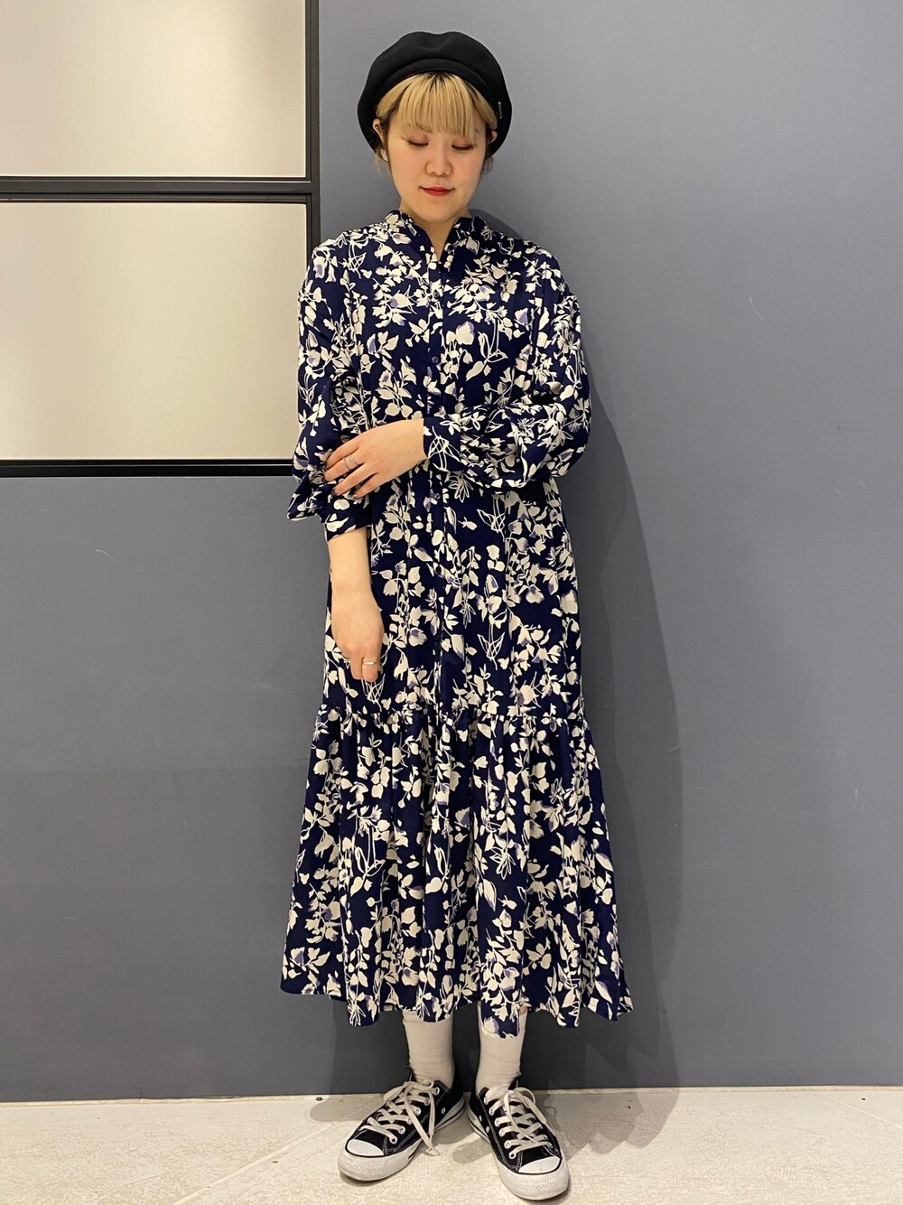「大人カジュアル、休日スタイル、ワンピース、ワンピース×スニーカー、ティアードワンピース、ロングワンピース、ベレー帽、春コーデ、今日のコーデ、AMERICAN HOLIC」｜「◎サイドのアイテム（その他、その他）」を使った、ゆきみんさん（レディース・163cm）の冬コーディネートの1枚目の写真