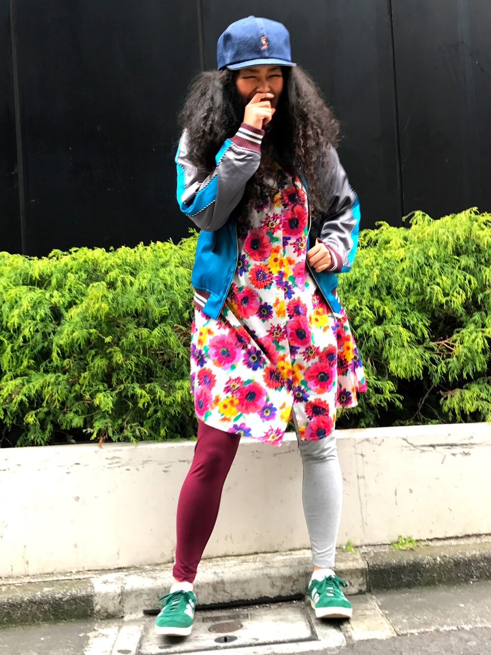 「花柄、ALDIES、花柄ワンピース、スカジャン、スニーカー、キャップ、春コーデ、休日スタイル、ボーイッシュ、レイヤードスタイル」｜「ALDIESのMellow Shirt Dress 花柄 シャツワンピース（ワンピース、ホワイト系）」を使った、モジャ子さん（レディース・165cm）の冬コーディネートの1枚目の写真