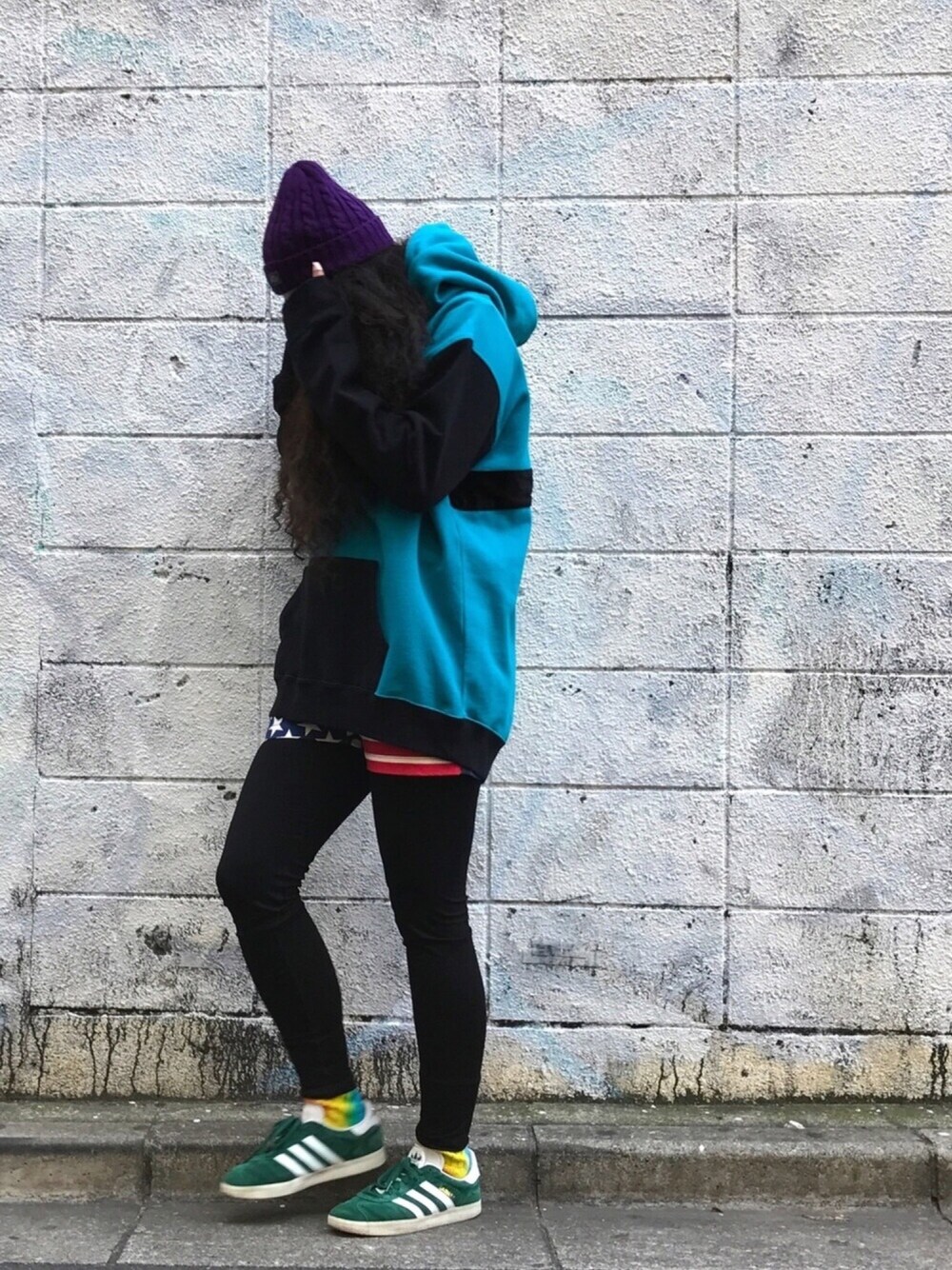 ブルー系のパーカー、その他のその他パンツ、パープル系のニットキャップ/ビーニーを着用したレディースの冬コーディネートの1枚目の写真