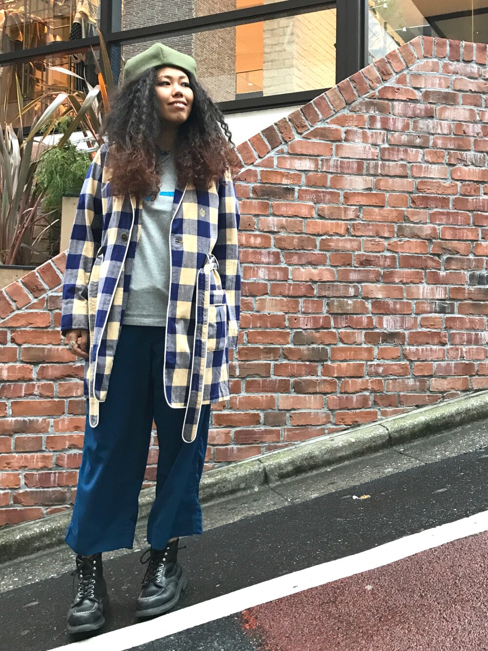 ベージュ系のその他アウター、ブルー系のその他パンツ、グレー系のTシャツ/カットソーを着用したレディースの冬コーディネートの1枚目の写真