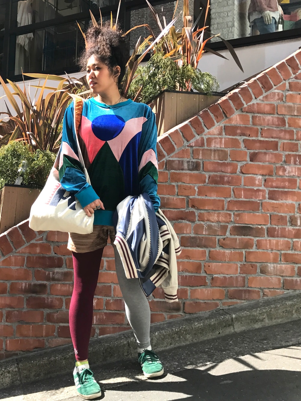 「大人カジュアル、カジュアル、ootd、ゆるコーデ、スニーカー、ベロア、トレーナー」｜「ALDIESのExchange Velor パッチワーク ベロアトップス（Tシャツ/カットソー、ブルー系）」を使った、モジャ子さん（レディース・165cm）の冬コーディネートの1枚目の写真