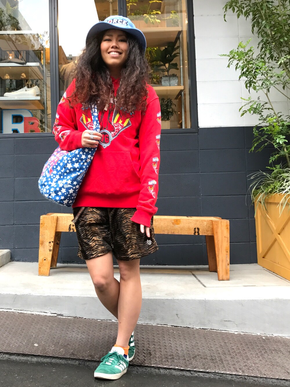 「デニム、スウェット、カーディガン、アニマル、もこもこ、ショートパンツ、春、ゆるコーデ、カジュアル、ALDIES」｜「ALDIESのForce Hat　フォースハット（ハット、ブルー系）」を使った、モジャ子さん（レディース・165cm）の冬コーディネートの1枚目の写真