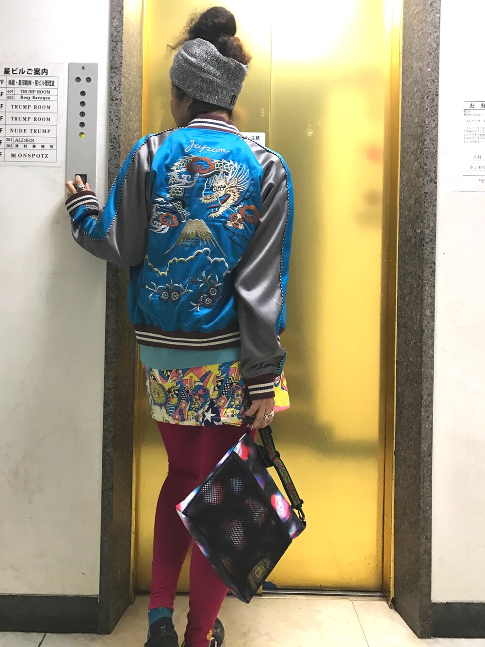 「春コーデ、大人カジュアル、刺繍、スカジャン、ALDIES、カジュアル、スニーカー、ショルダーバッグ」｜「ALDIESのEagle Souvenir Jacket 刺繍入り スーベニアジャケット（ブルゾン、ブルー系）」を使った、モジャ子さん（レディース・165cm）の春コーディネートの1枚目の写真